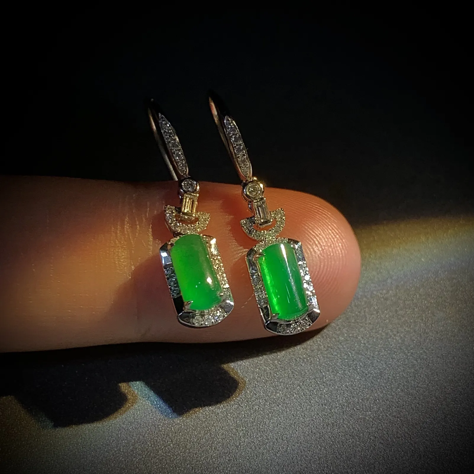 翡翠绿素面镶嵌耳坠，
裸石约8-4-2mm，
18K金，南非钻，