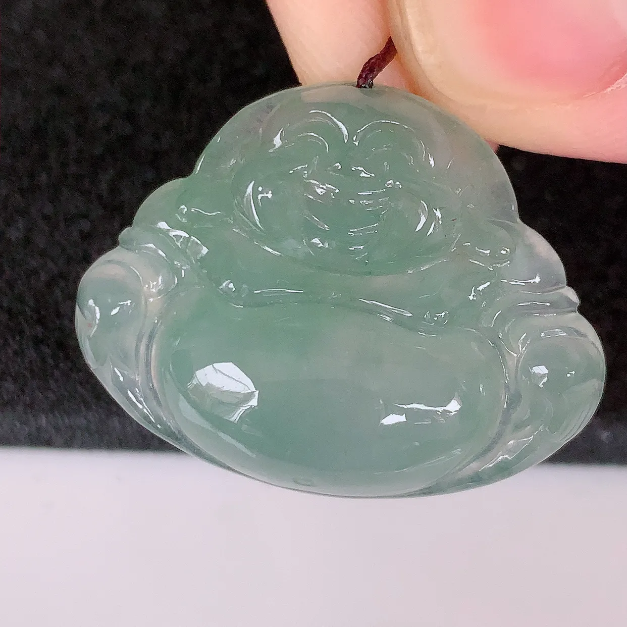 自然光实拍，冰种翡翠佛公吊坠，种老水足，雕工精湛 ，寓意美好，佩戴时尚出众！#46.2