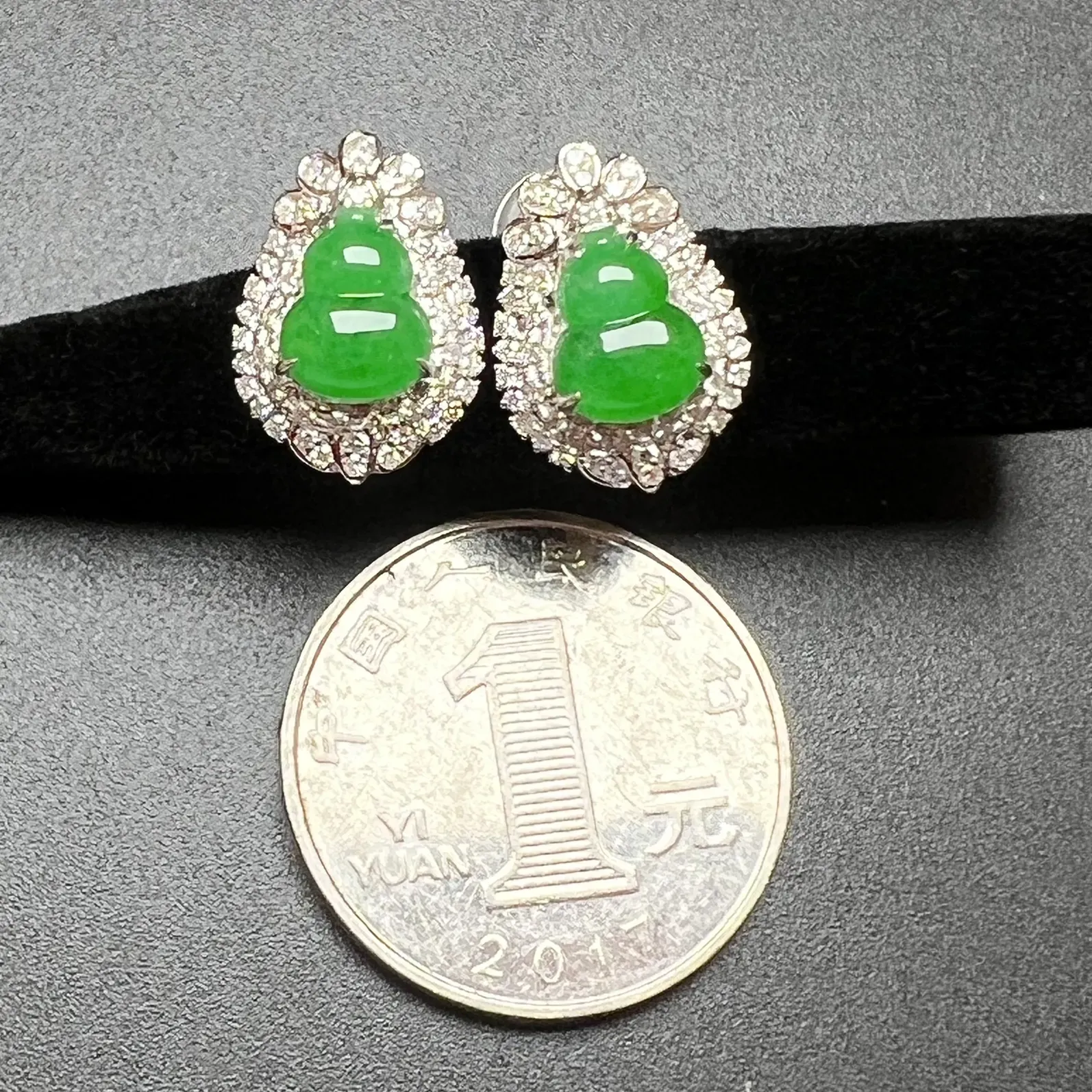 满绿葫芦耳包种色俱佳，整体尺寸16.5*11.8*6.8。裸石尺寸8.8*7*2.8