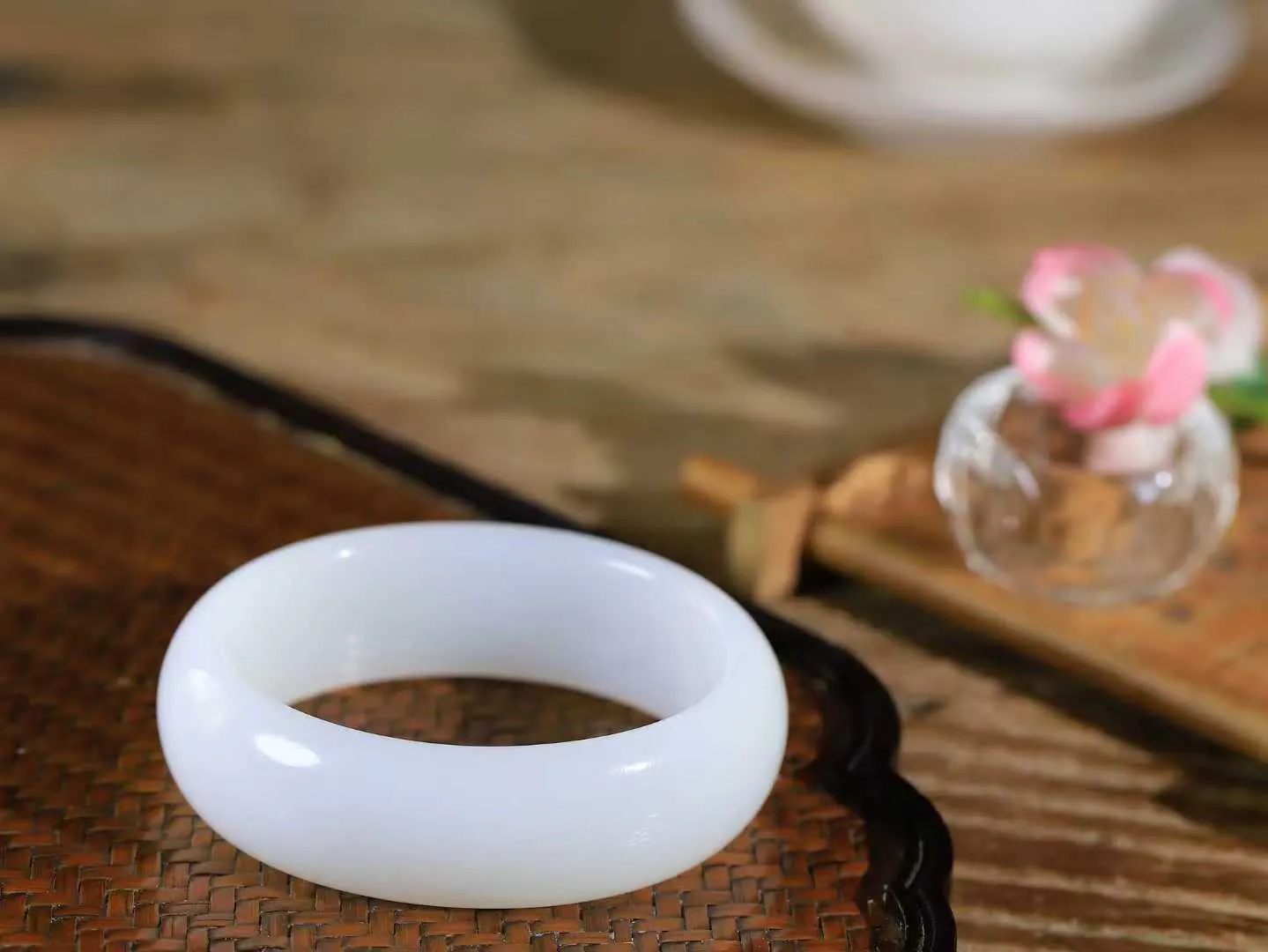 【贵妃镯.玉腕清响】    

精品和田玉白玉贵妃镯，玉质温润细腻 油性十足 相传杨贵妃十分喜