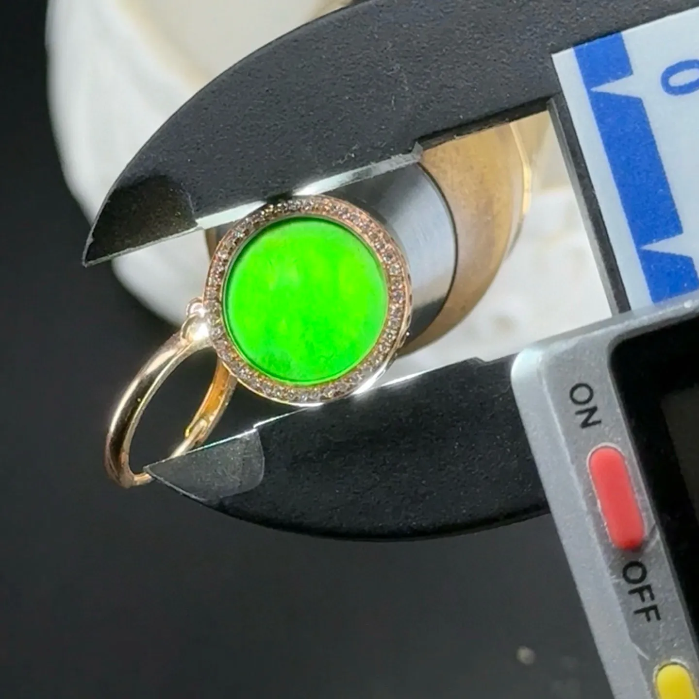 精品18k圆片耳坠 种好色正 黑度极好 打灯通透 油性十足 尺寸12.7