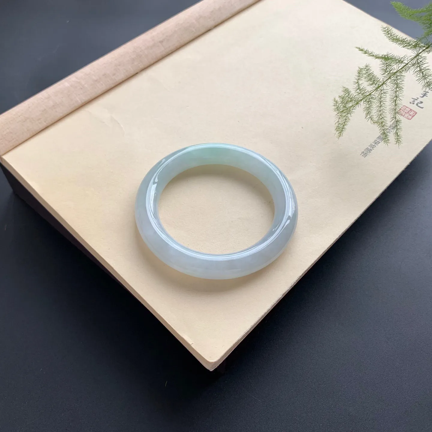 56.8圈口底色圆条手镯 尺寸：56.8-11.2-11.5，无纹裂，色泽亮丽，条形饱满