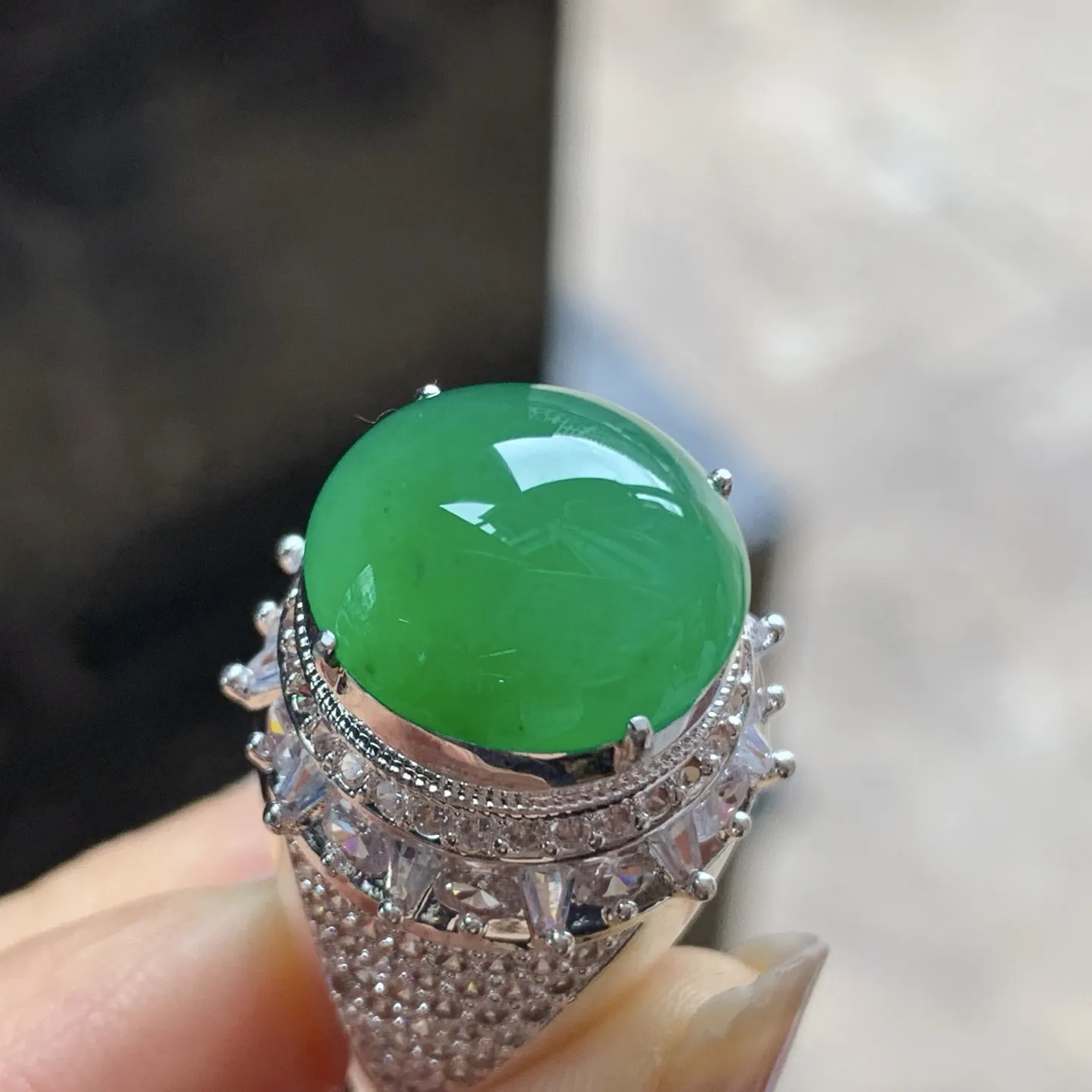冰绿戒面^_^饱满圆润 颜色鲜艳