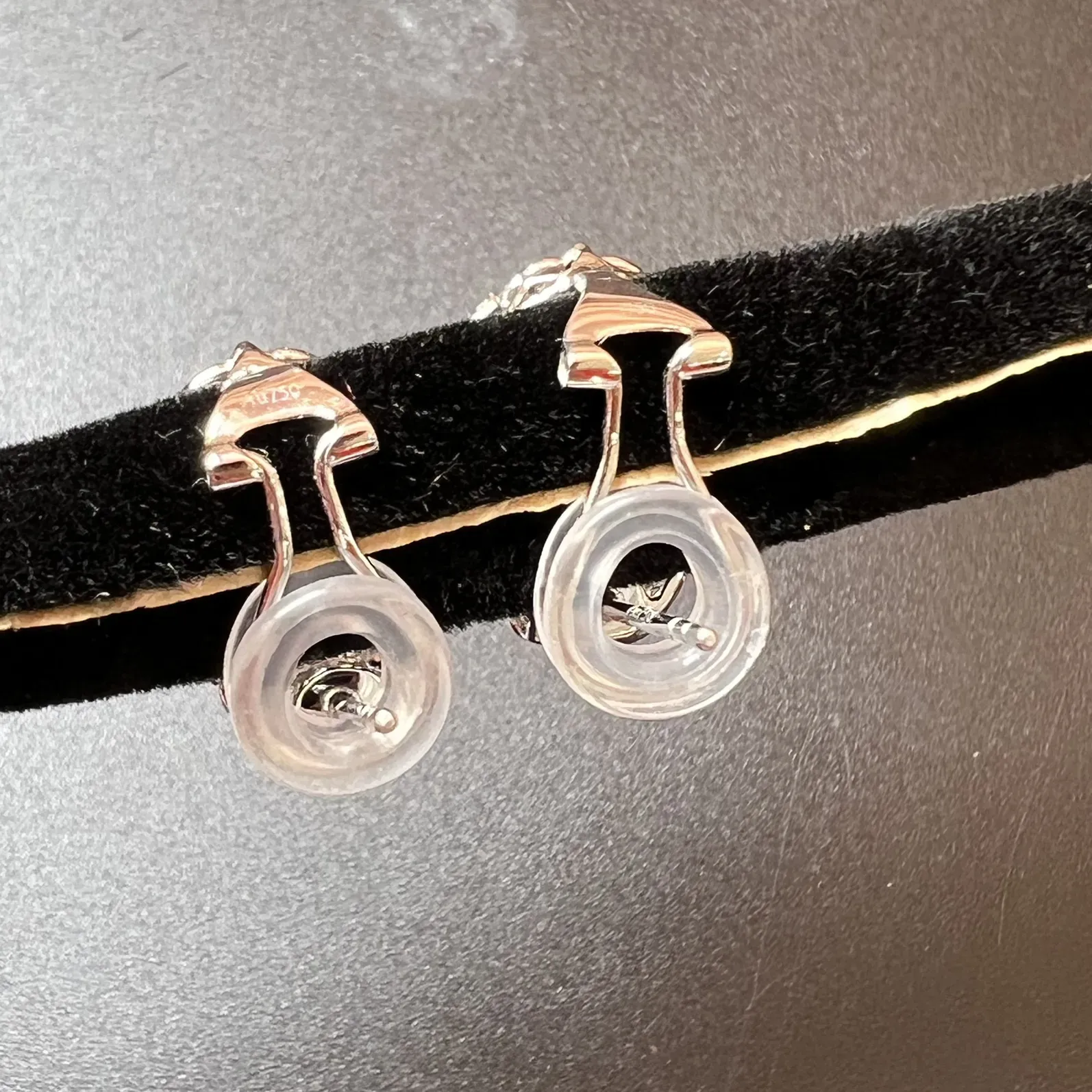 满绿葫芦耳包种色俱佳，整体尺寸16.5*11.8*6.8。裸石尺寸8.8*7*2.8