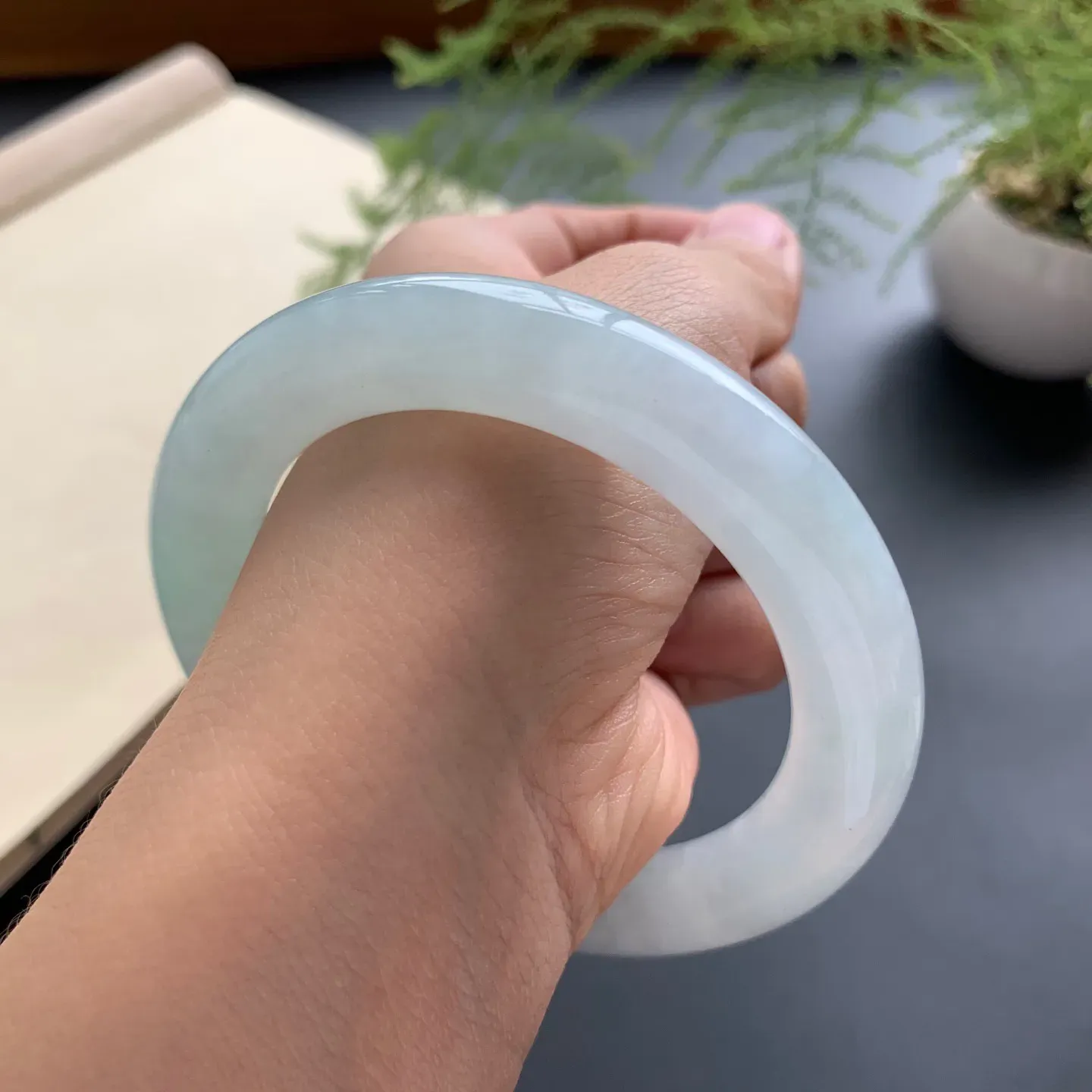 56.8圈口底色圆条手镯 尺寸：56.8-11.2-11.5，无纹裂，色泽亮丽，条形饱满