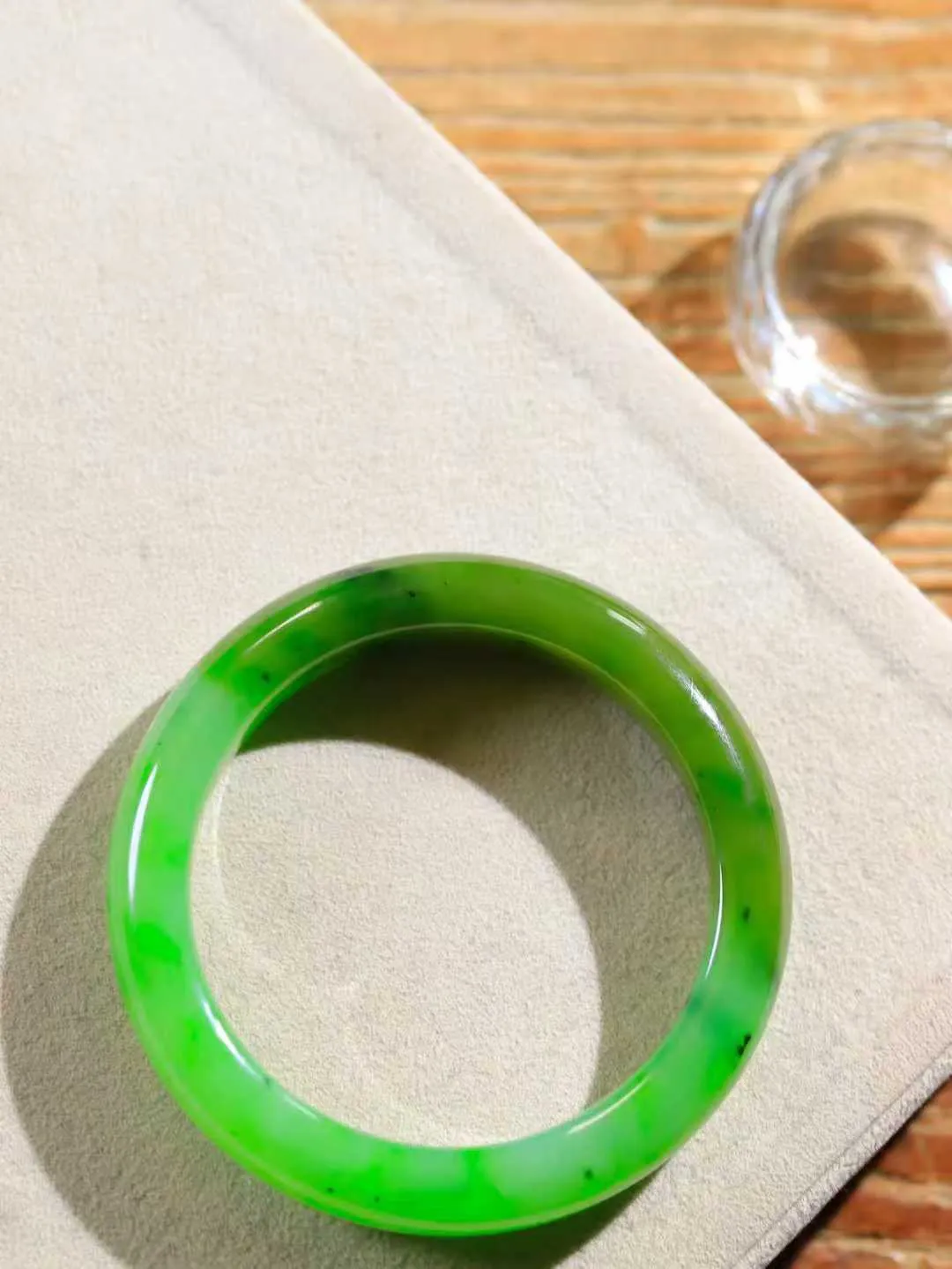 【温润如心.镯】

精品和田玉碧玉手镯，精选上等碧玉料，色泽清透，质地细腻。佩戴它，感受千年玉文化的温润与优雅，愿它为您带来平安与幸福。重57.5克  尺寸55-12.3-9mm 89110300L