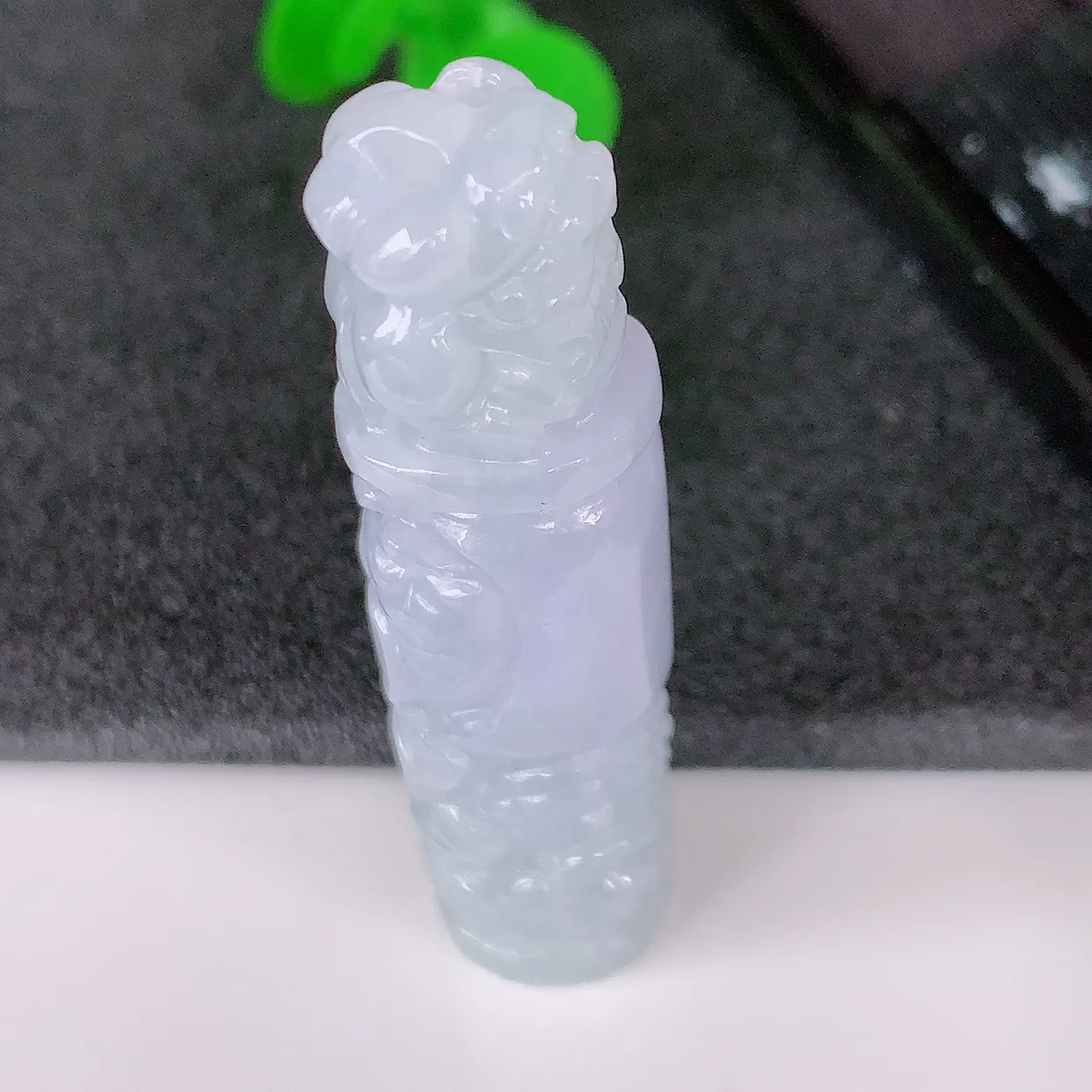 自然光实拍，冰润紫罗兰翡翠招财貔貅柱吊坠，民间有“一摸貔貅运程旺盛，再摸貔貅财运滚滚，三摸貔貅平步青