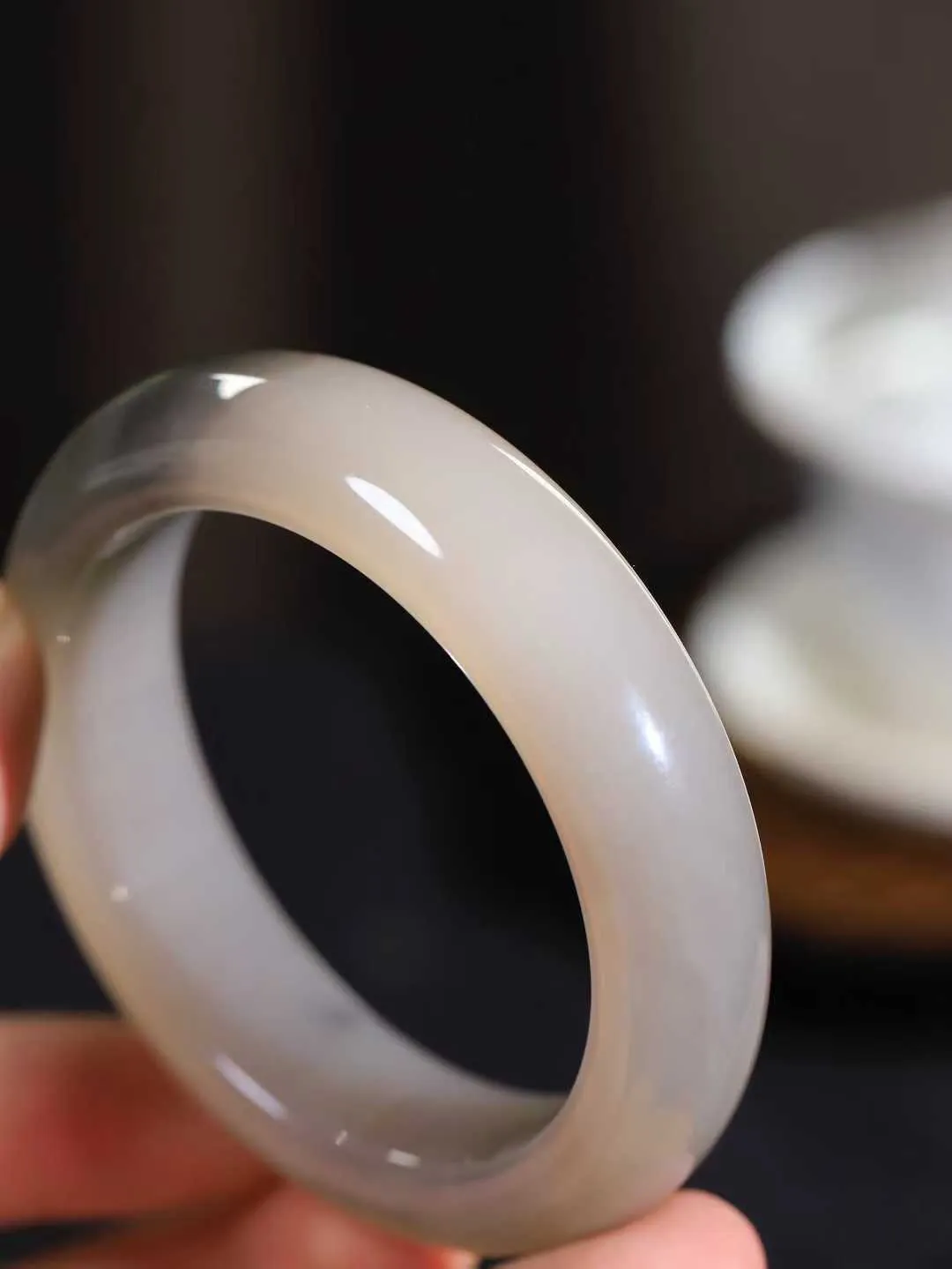 （柔情似水.手镯）

精品和田玉藕粉烟紫双色手镯，玉质温润细腻，镯型饱满圆润，优雅知性，姽婳于幽静兮，又婆娑乎人间，经典款型，古朴典雅。极具灵性，腕间风情，风姿卓越。 
重85克   尺寸57-16.2-10mm    FDL-36110326