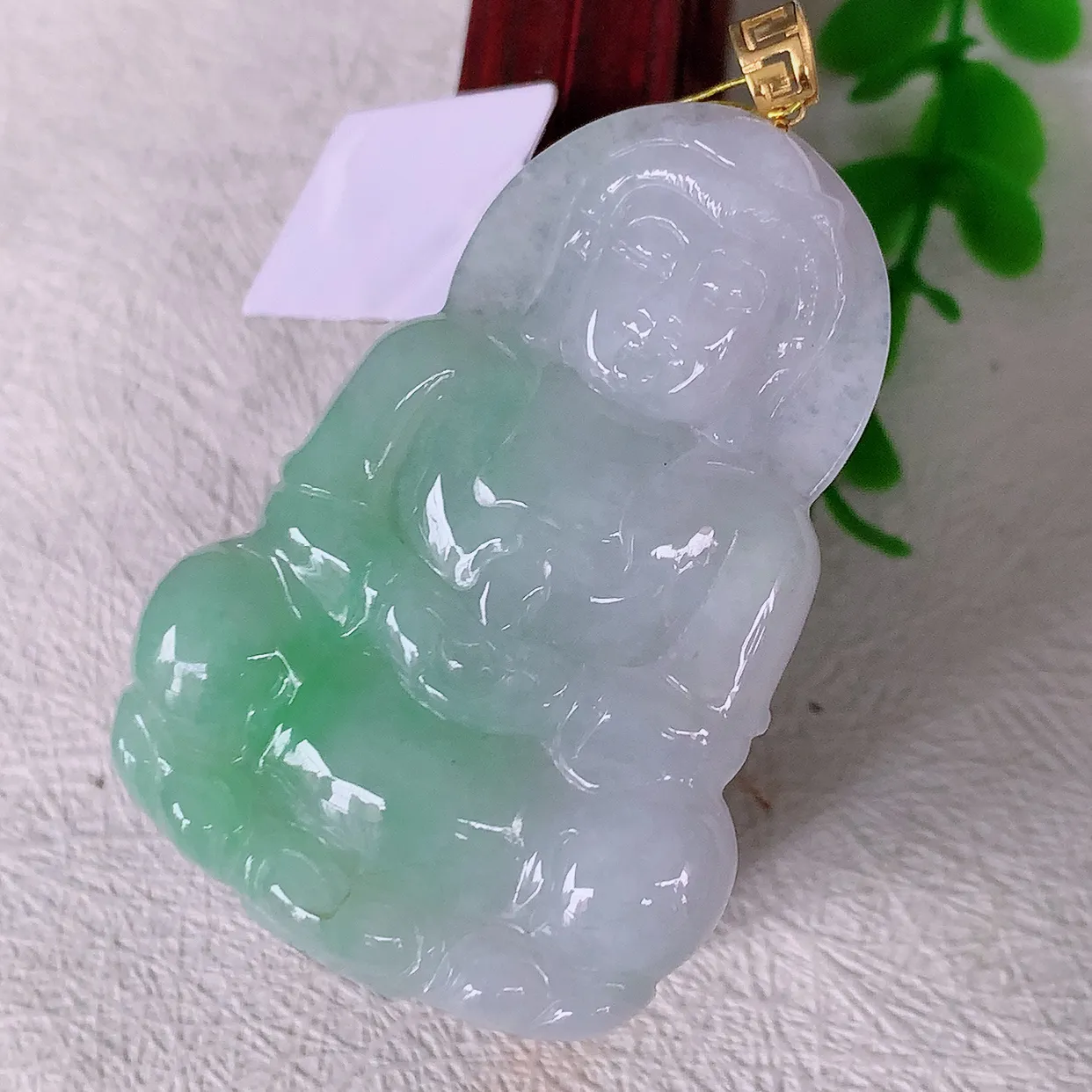18K金镶嵌冰飘绿翡翠观音菩萨吊坠，赐福翡翠观音，观音面相端庄，品相佳，佩戴气质！#35.2整体58