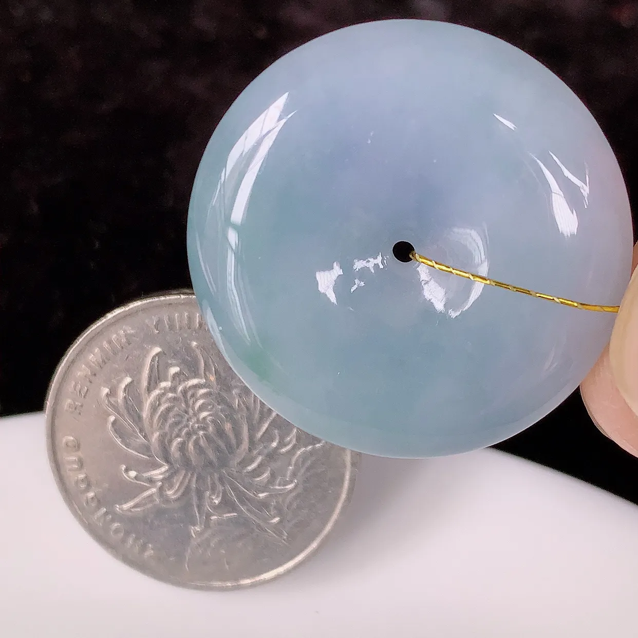 自然光实拍，冰润紫罗兰飘花翡翠平安扣吊坠，玉扣，平安是福；很美的料子，平安扣佩戴优雅迷人！#35.2