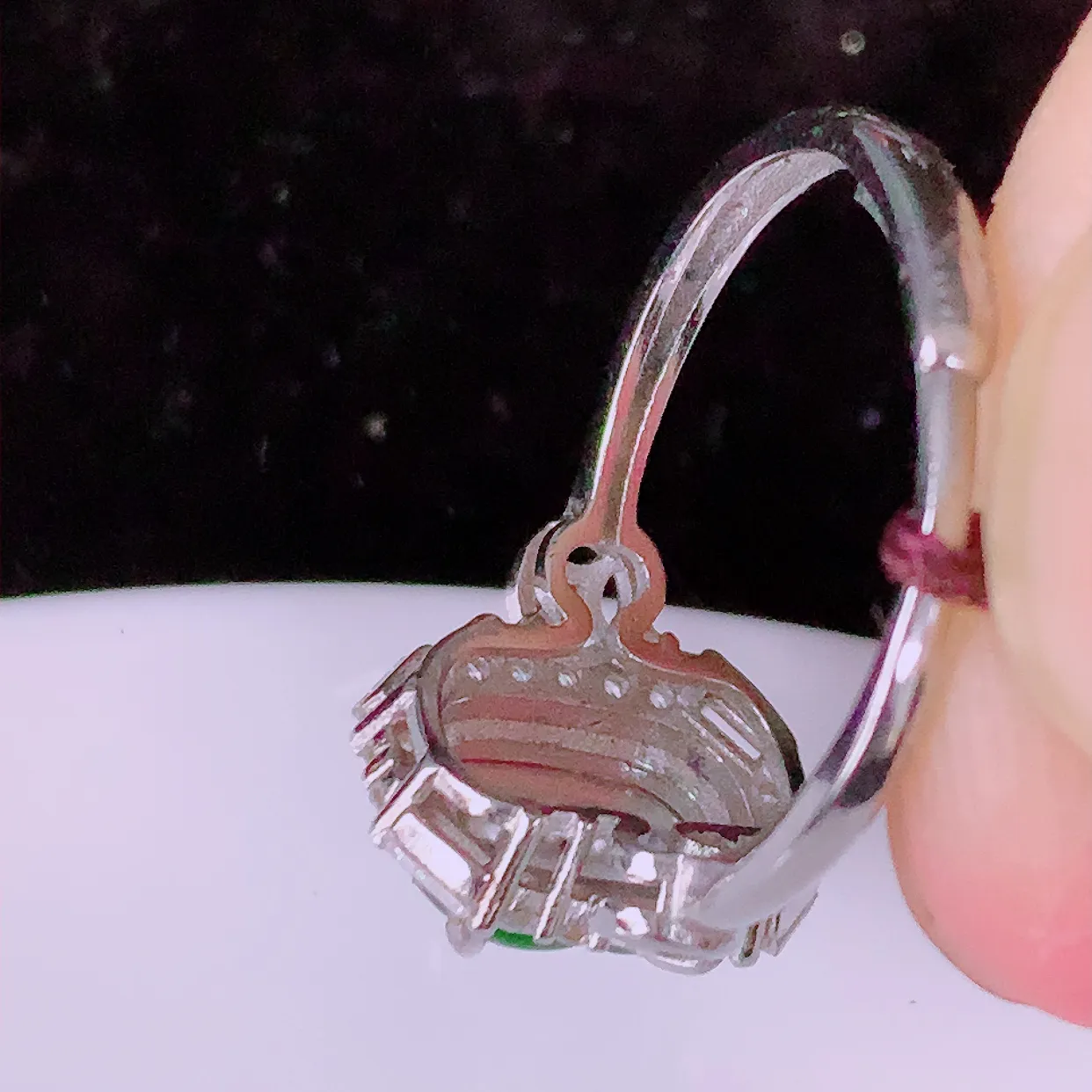 冰透满绿翡翠925银镶嵌貔貅戒指，自然光实拍，翠色灵动，颜色漂亮，种老水足，品相佳，佩戴佳品！#98.2（圈口可调大小）整体24.5*17.5*6裸石10*6.8