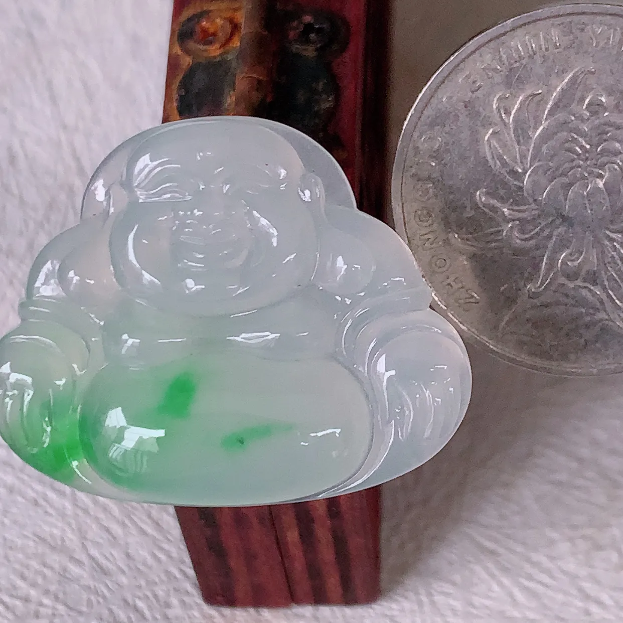 自然光实拍，冰种飘阳绿翡翠佛公吊坠，饱满， 佛公亦保平安，寓意有福（佛公）相伴，配戴优雅迷人！#57.2