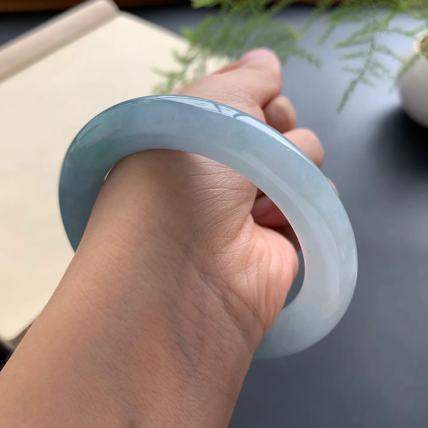 55圈口蓝底圆条手镯 尺寸：55-11，无纹裂，细腻光滑，色泽浓郁