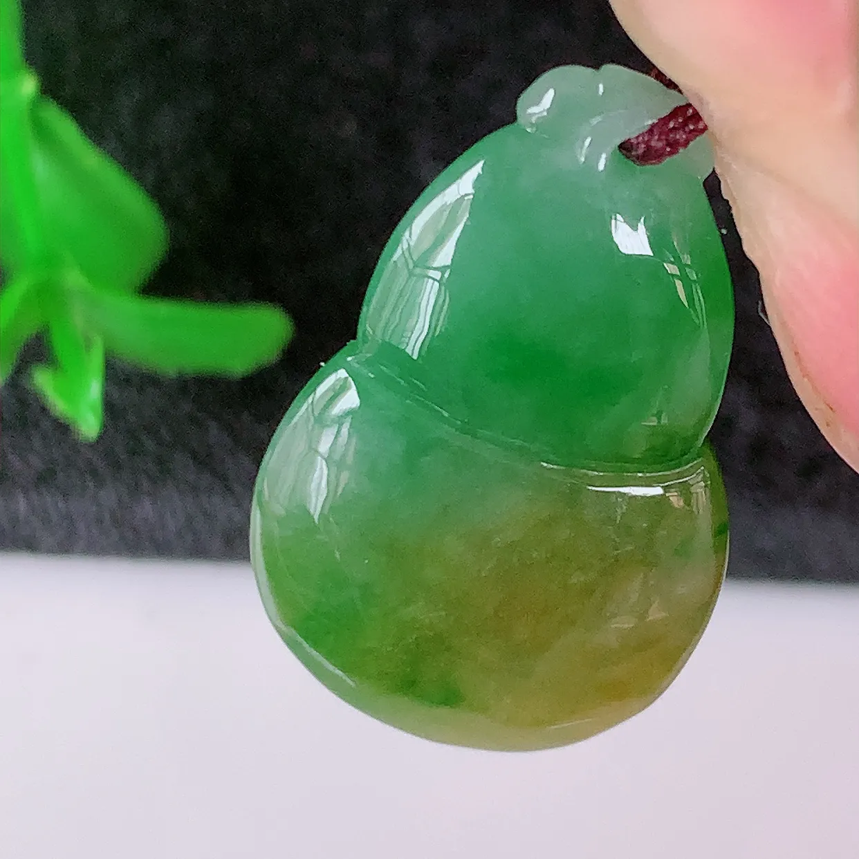 自然光实拍，冰润黄加绿翡翠葫芦吊坠，寓意福禄双全，财源滚滚，清新脱俗，佩戴效果优雅迷人！#05.2