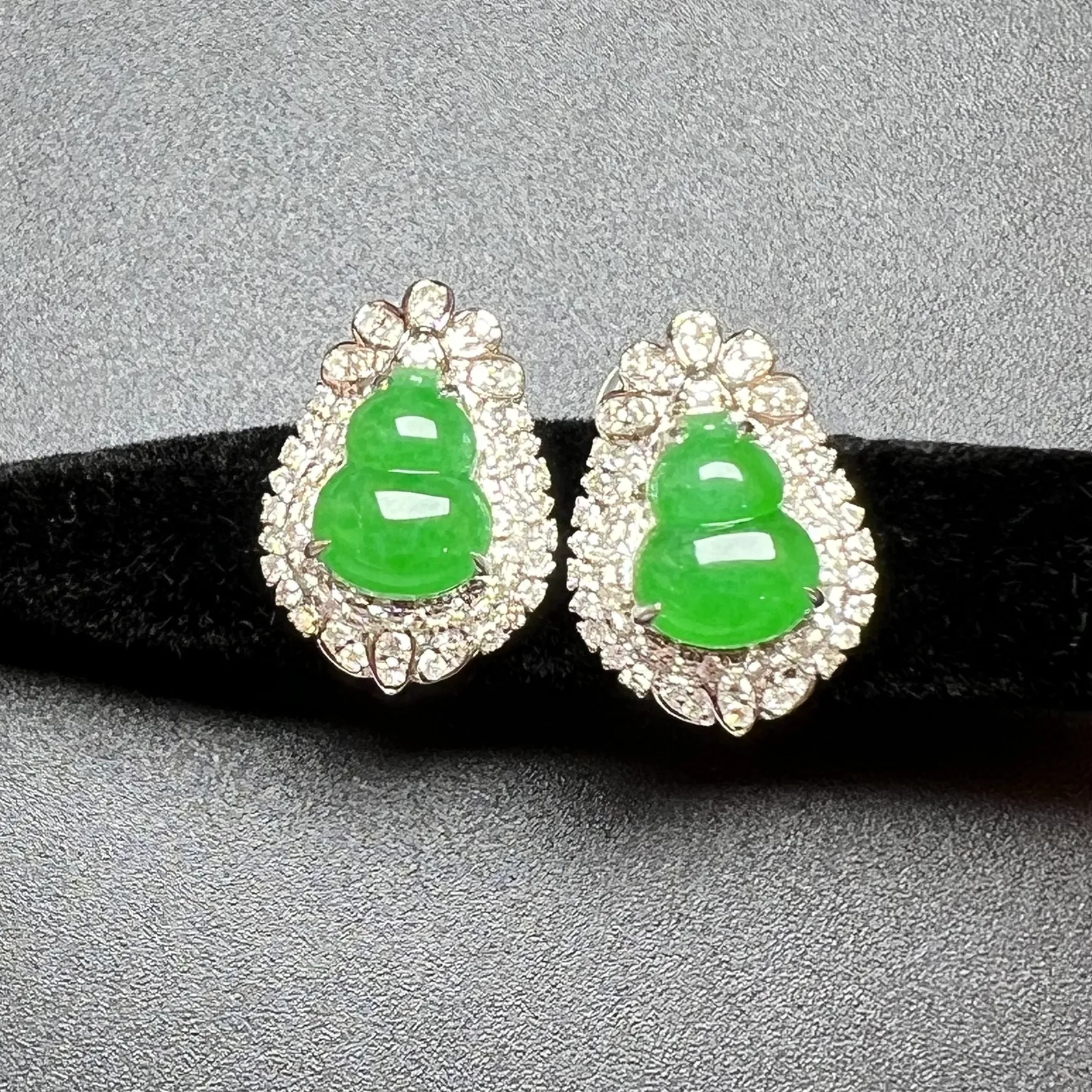 满绿葫芦耳包种色俱佳，整体尺寸16.5*11.8*6.8。裸石尺寸8.8*7*2.8