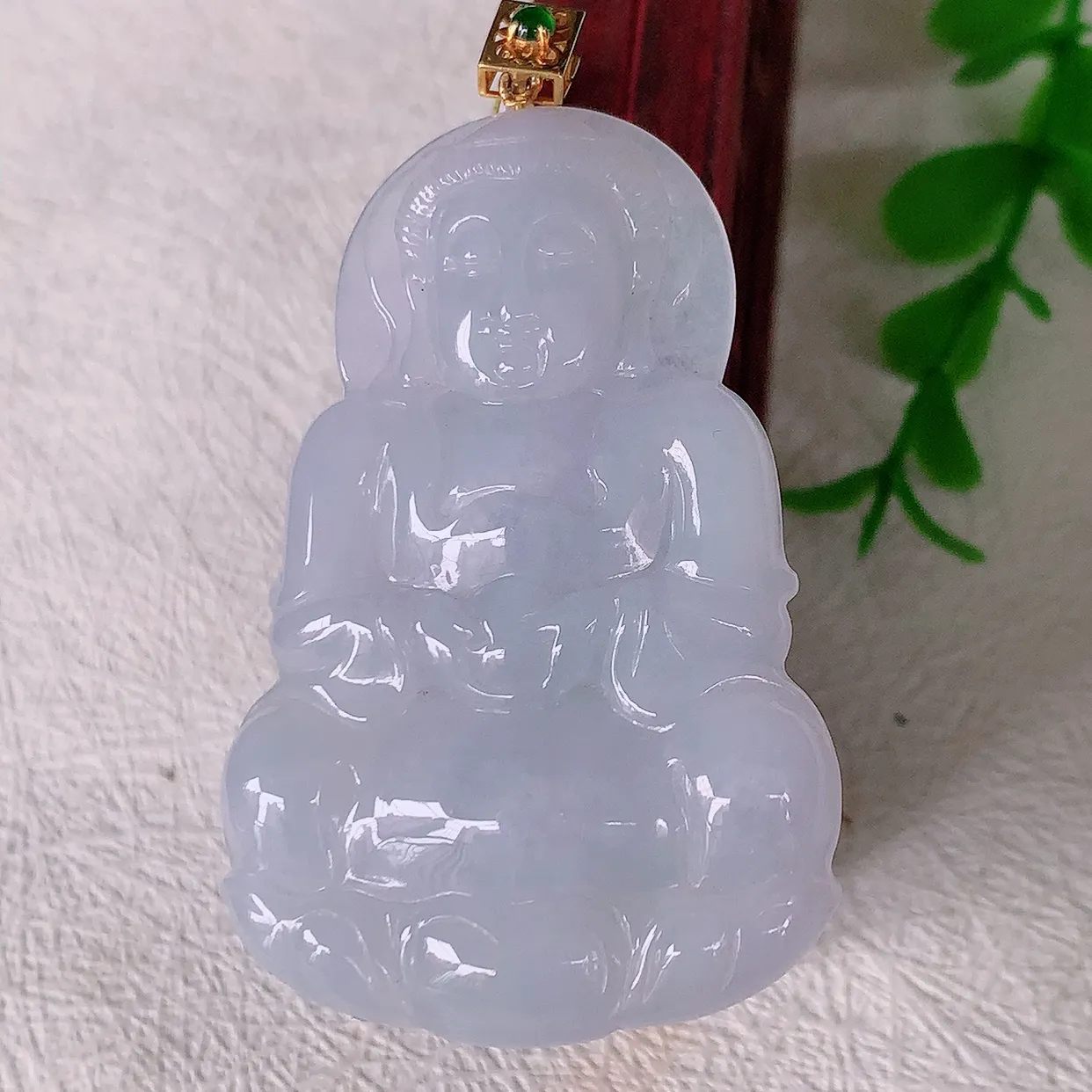 18K金镶嵌冰润紫罗兰翡翠观音菩萨吊坠，赐福翡翠观音，观音面相端庄，品相佳，佩戴气质！#35.2整体58.8裸石50.5*33.5*5.8