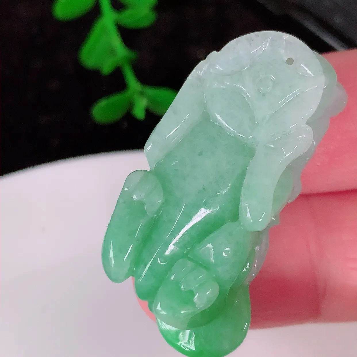 自然光实拍，冰飘绿翡翠招财貔貅吊坠，翠色灵动，种老水足，寓意好，品相佳，佩戴佳品！#81.2