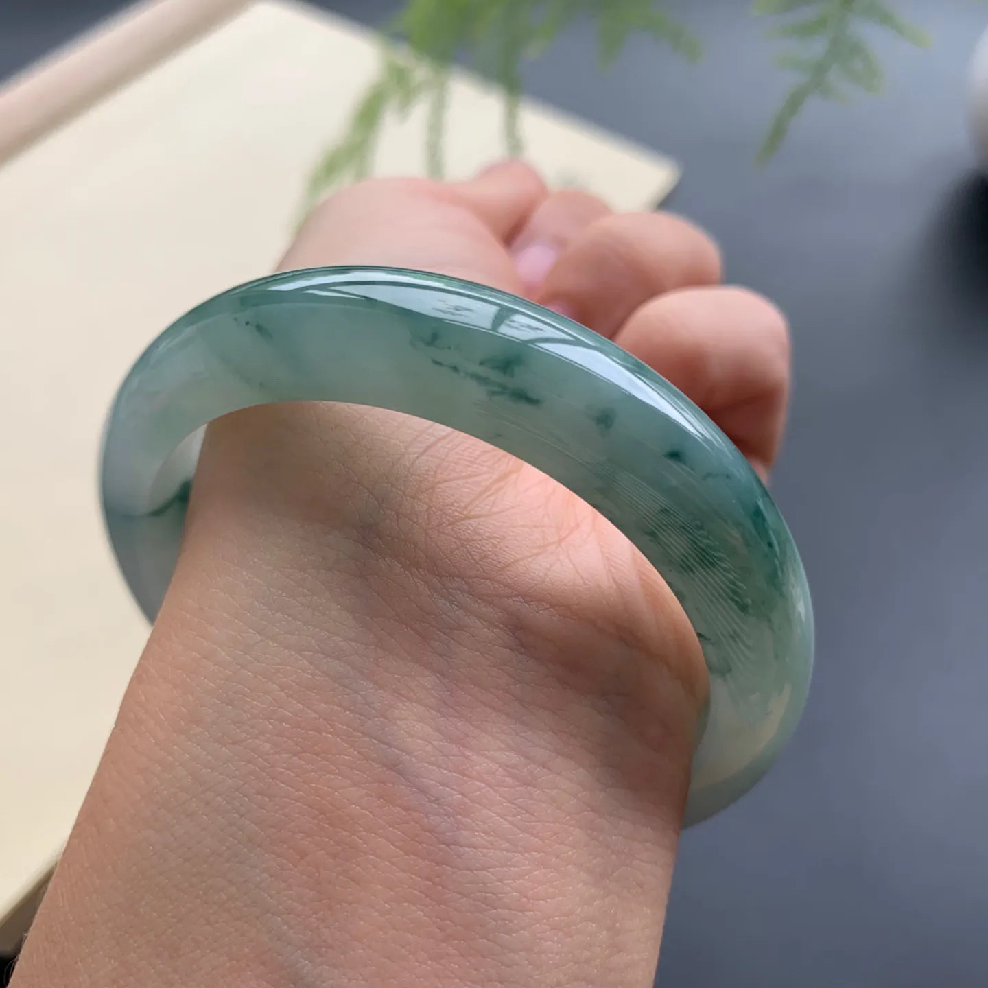 54.6圈口飘花正圈手镯 尺寸：54.6-12.5-7.8，无纹裂，花色浓郁，细腻光滑