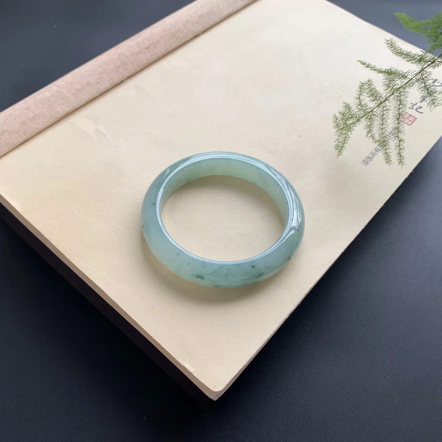 57圈口底色飘花正圈手镯 尺寸：57-12-9，无纹裂，细腻起胶，花色飘逸