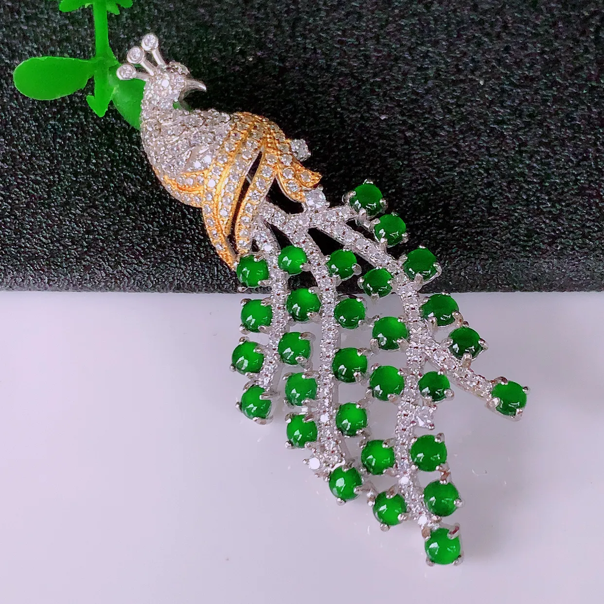 冰透满绿翡翠925银镶嵌凤凰胸针，自然光实拍，翠色灵动，颜色漂亮，种老水足，品相佳，佩戴佳品！#98.2整体55.5*22*9.5裸石2.6*2.6