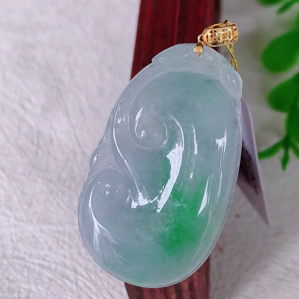 18k金镶嵌冰紫罗兰飘绿翡翠如意吊坠，沁人心脾，精致典雅的设计，为佩戴者，增添色彩，送礼自留都是佳品选择！#35.2