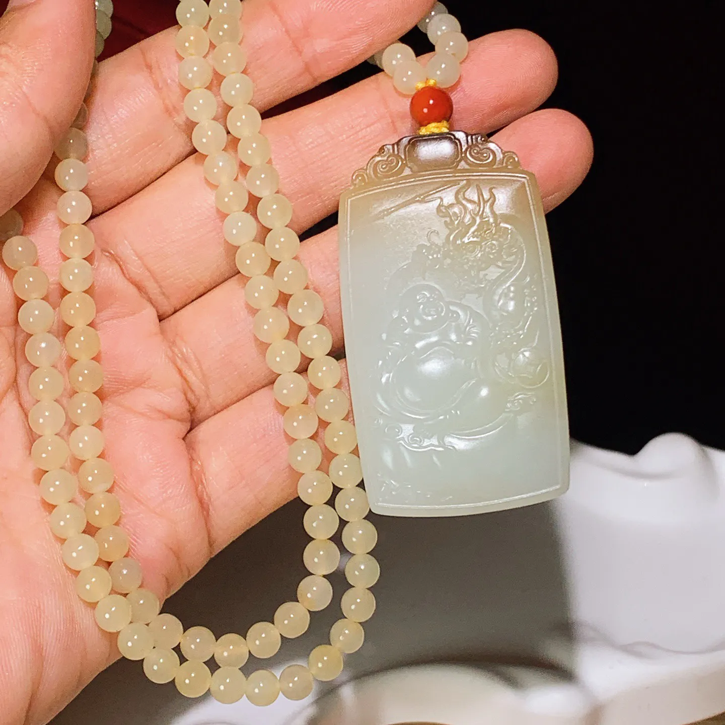 新疆且末糖佛引福来牌子挂件。尺寸55/30/11重60.8克。玉质细腻油润。手推出油。佩戴高端典雅。lt251103