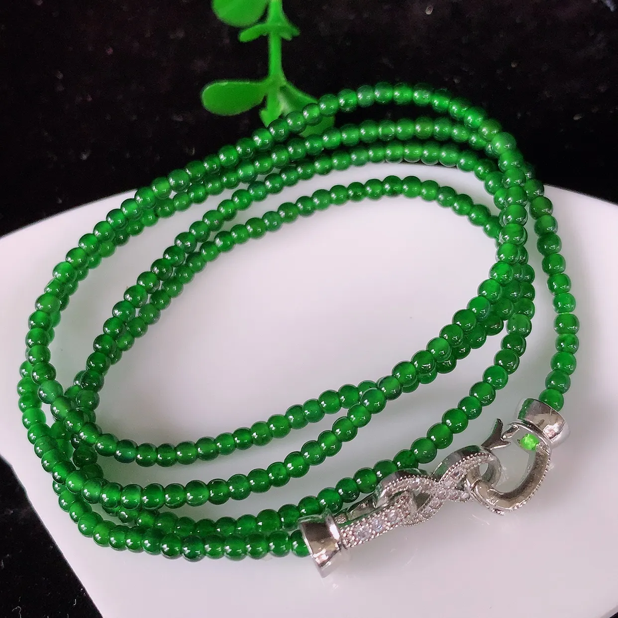 自然光实拍，冰种满绿圆珠项链  翡翠项链 （装饰扣）玉质细腻  冰清玉润  颜色漂亮  #81.2取一尺寸2.5mm