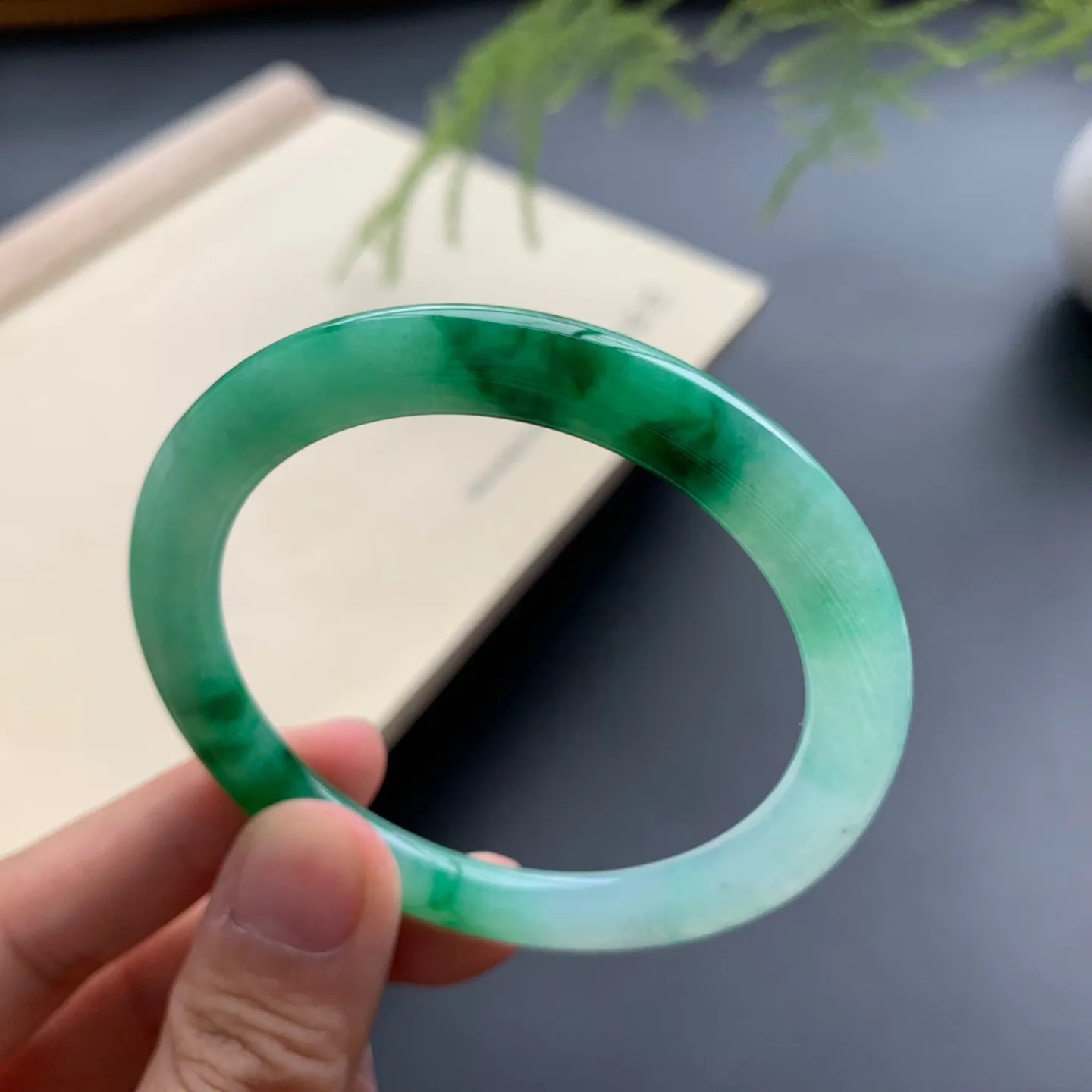 50.2圈口辣绿正圈手镯 尺寸：50.2-8-6，细腻光滑，色辣靓丽