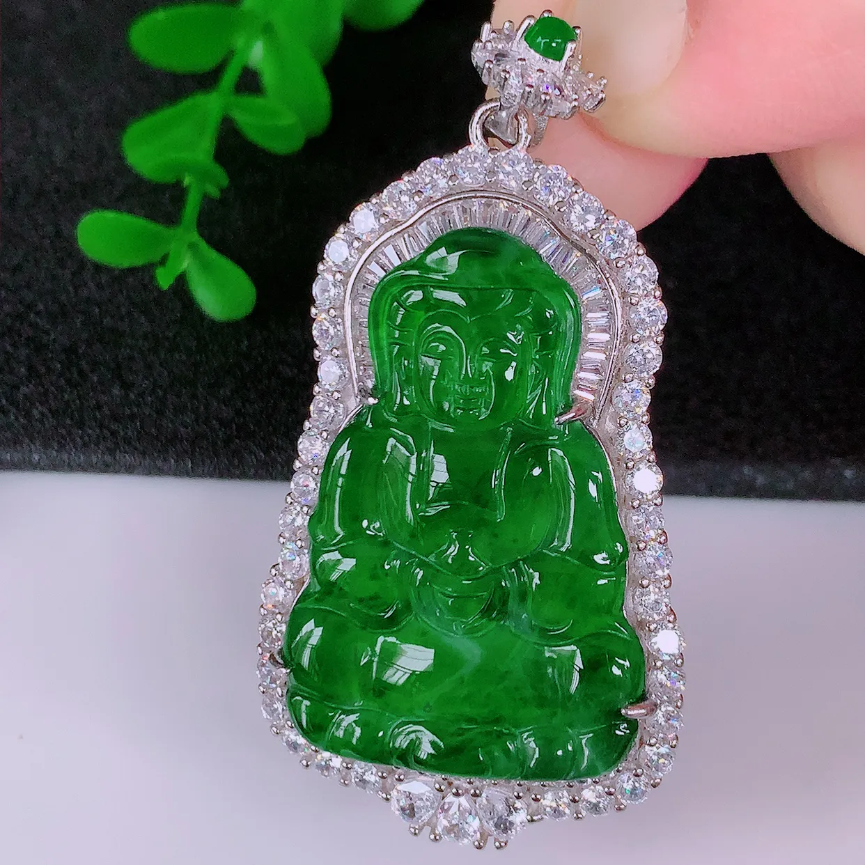 冰透满绿翡翠925银镶嵌观音吊坠，自然光实拍，翠色灵动，颜色漂亮，种老水足，品相佳，佩戴佳品！#98.2整体54.5*28.8*9.2裸石35*23
