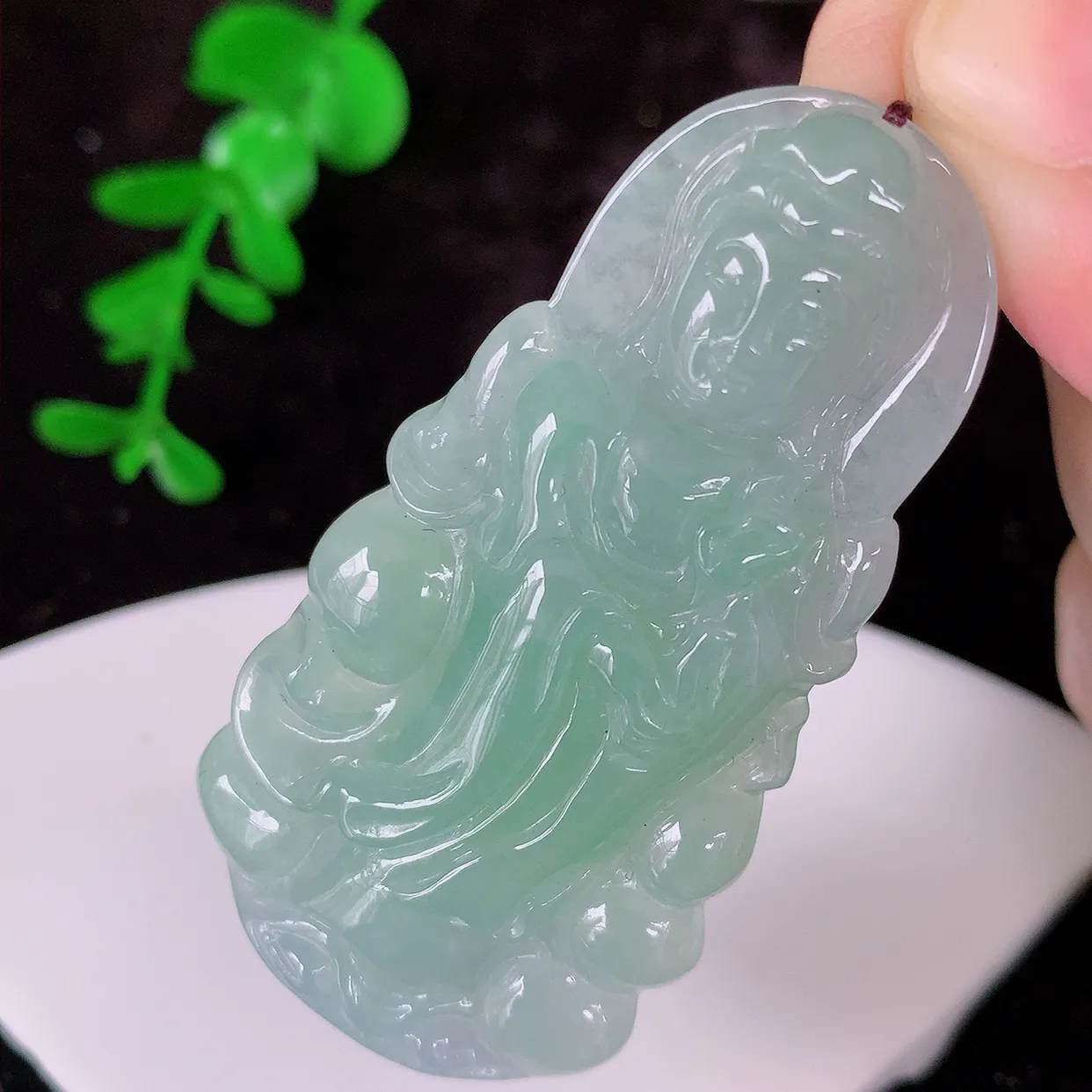 自然光实拍，冰飘绿翡翠观音菩萨吊坠，赐福观音，玉润通透，慈祥端庄！#57.2