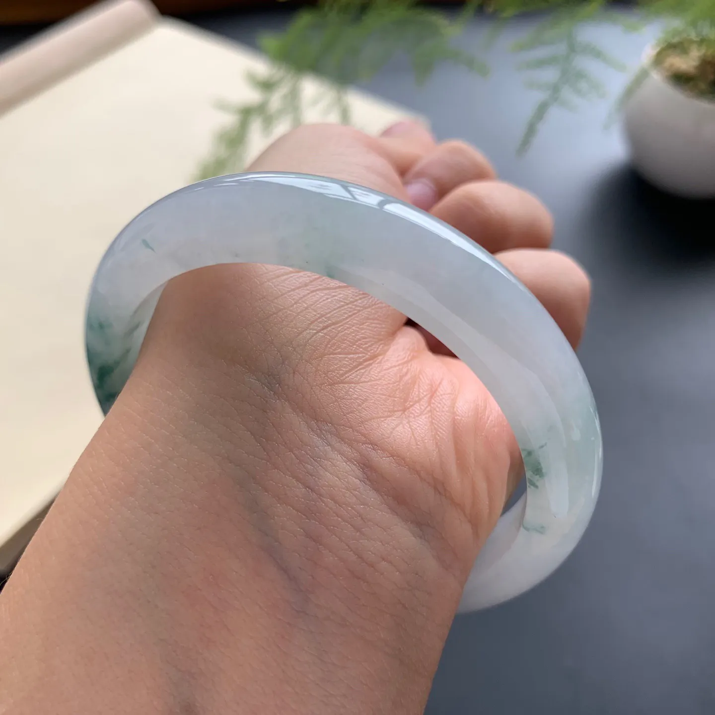 55.2圈口冰飘花正圈手镯 尺寸：55.2-11.2-8，无纹裂，水润起胶，花色飘逸