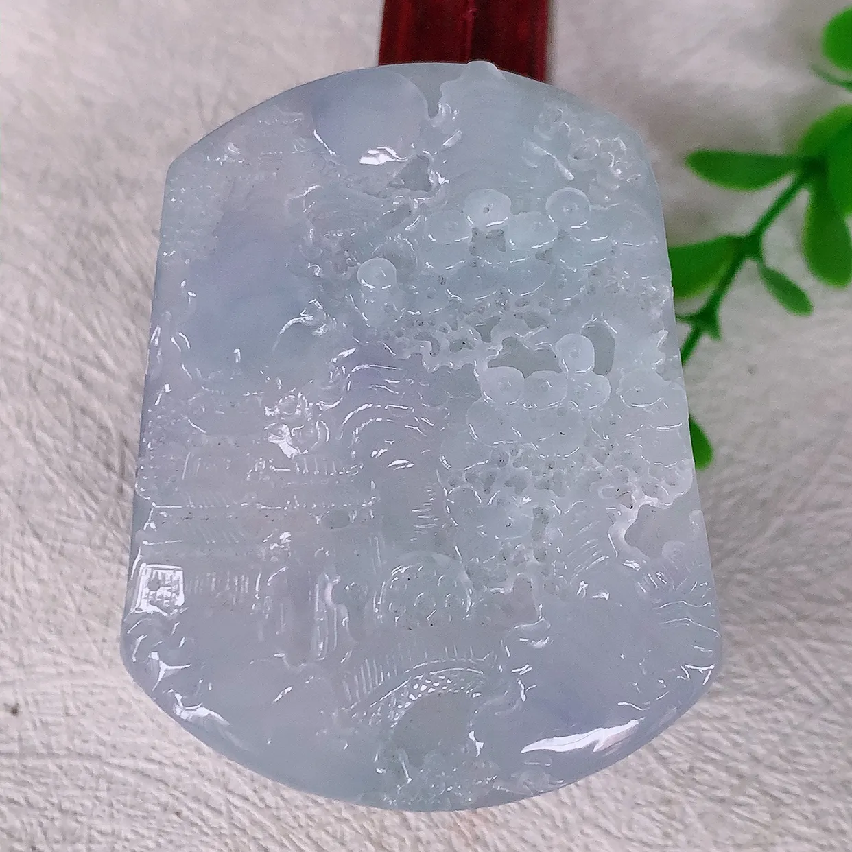 自然光实拍，冰紫罗兰翡翠山水牌吊坠，翡翠山水牌，寓意“常青、背靠大山、水（财）长流、平安之意”生机盎然的翠意，一眼既心醉，雕工精致，佩戴效果优雅迷人！#1.2