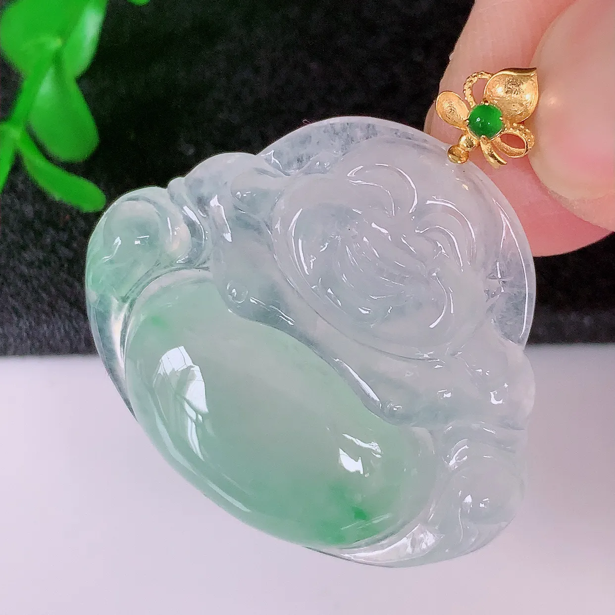 自然光实拍，18K金镶嵌冰种飘阳绿翡翠佛公吊坠，冰透饱满， 佛公亦保平安，寓意有福（佛公）相伴，品相