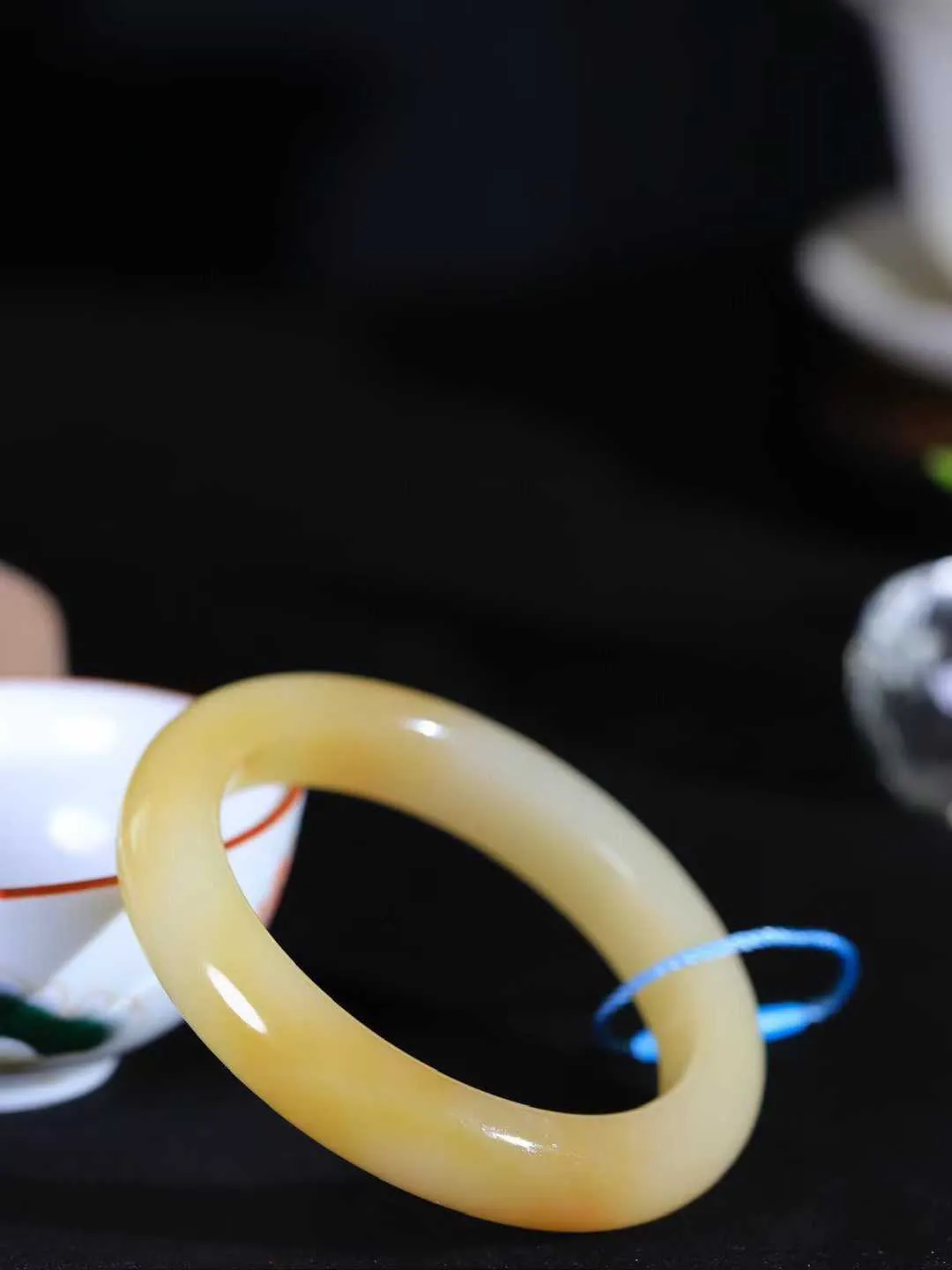 【情有独钟.手镯】

精品和田玉糖白玉手镯 玉质温润细腻 油性十足 手感舒适，高华雅逸，线条流畅，简约大气，美自天成，素雅高贵。佩戴于腕间，婉约之美，举手投足间透出那低调奢华。重44.2克 内径50.5mm 尺寸11.5-8.5mm   FDT-791052795