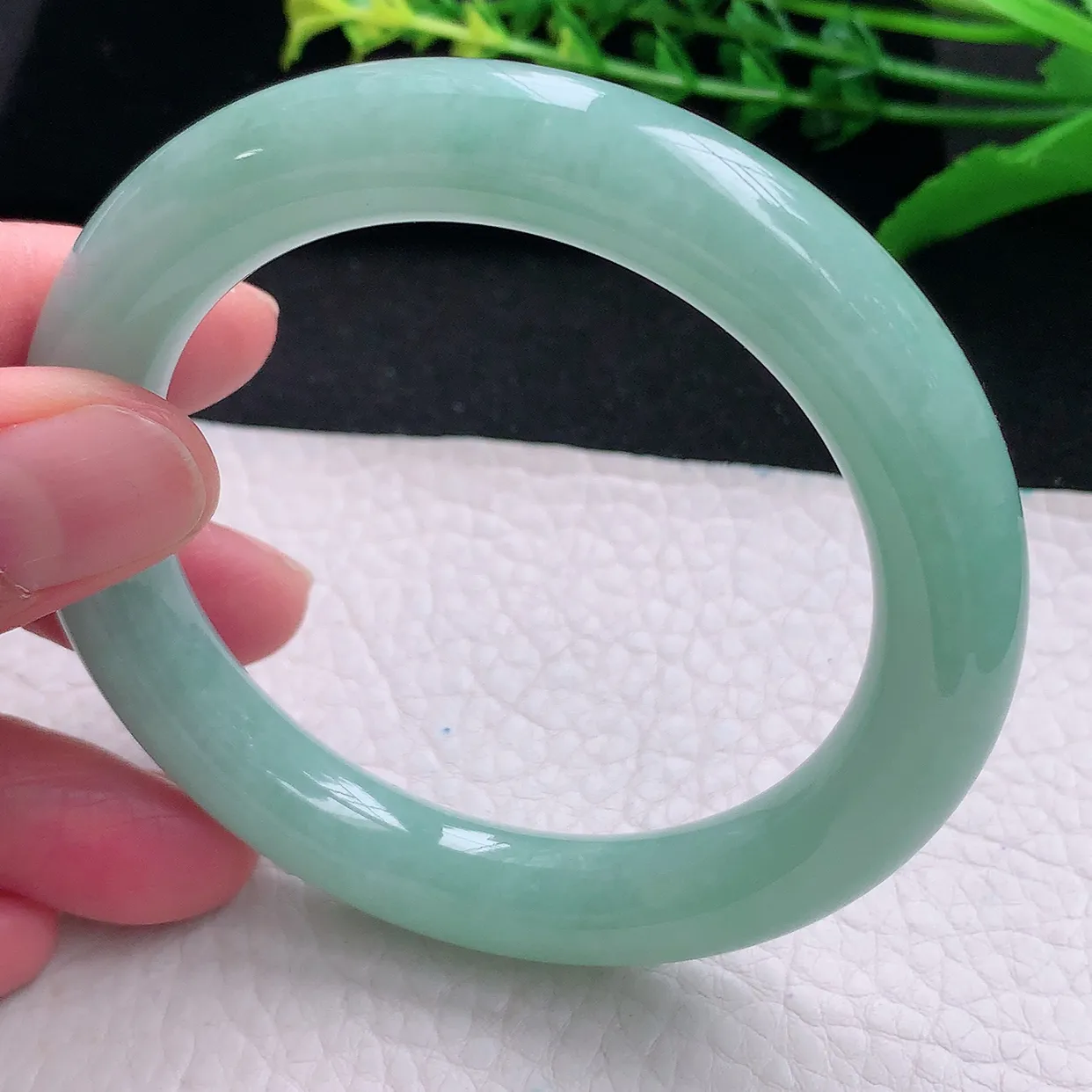 n自然光57*10.5美人镯 天然缅甸翡翠a 货蓝韵圆条玉镯子 玉手环