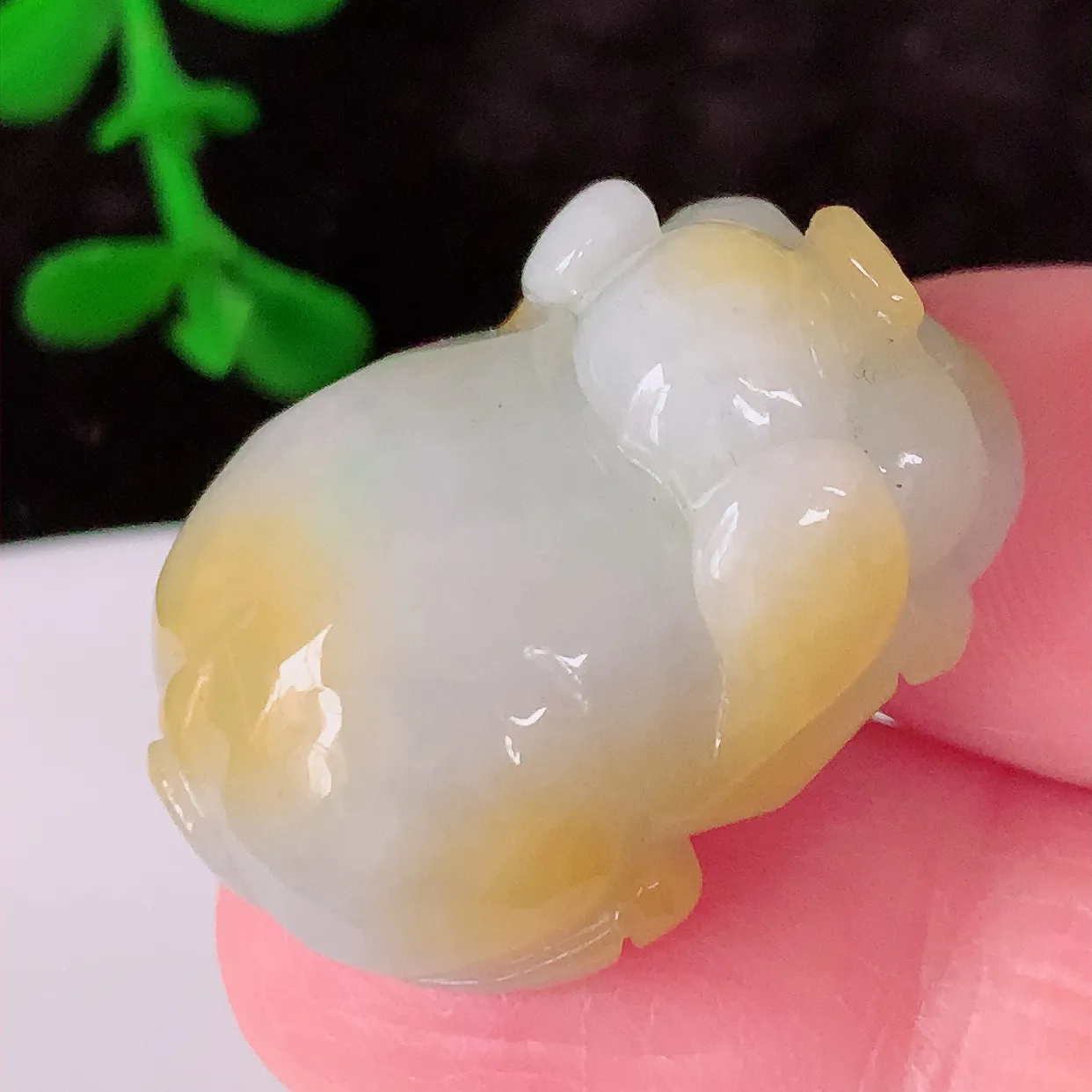 自然光实拍，冰润黄翡双彩翡翠生肖猪吊坠，种老水足，雕工精湛 ，寓意美好，佩戴时尚出众！#57.2