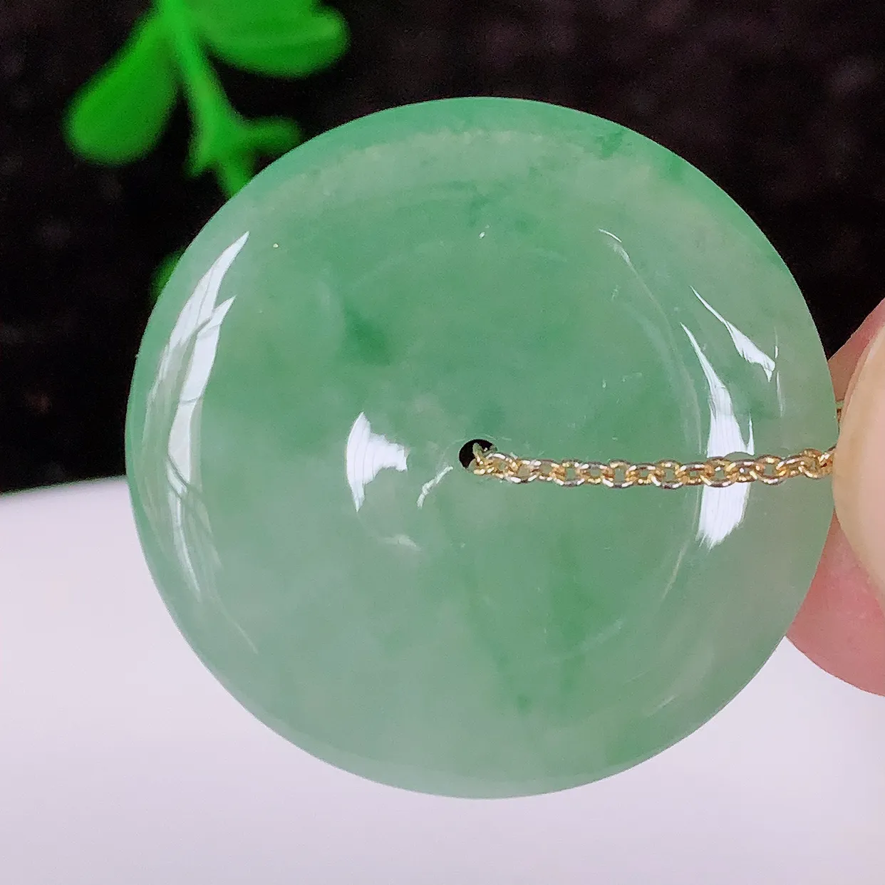 自然光实拍，冰种飘花翡翠平安扣吊坠，形体饱满圆润，平安扣肥嘟嘟的，平平安安，种水很好，莹润通透，冰胶