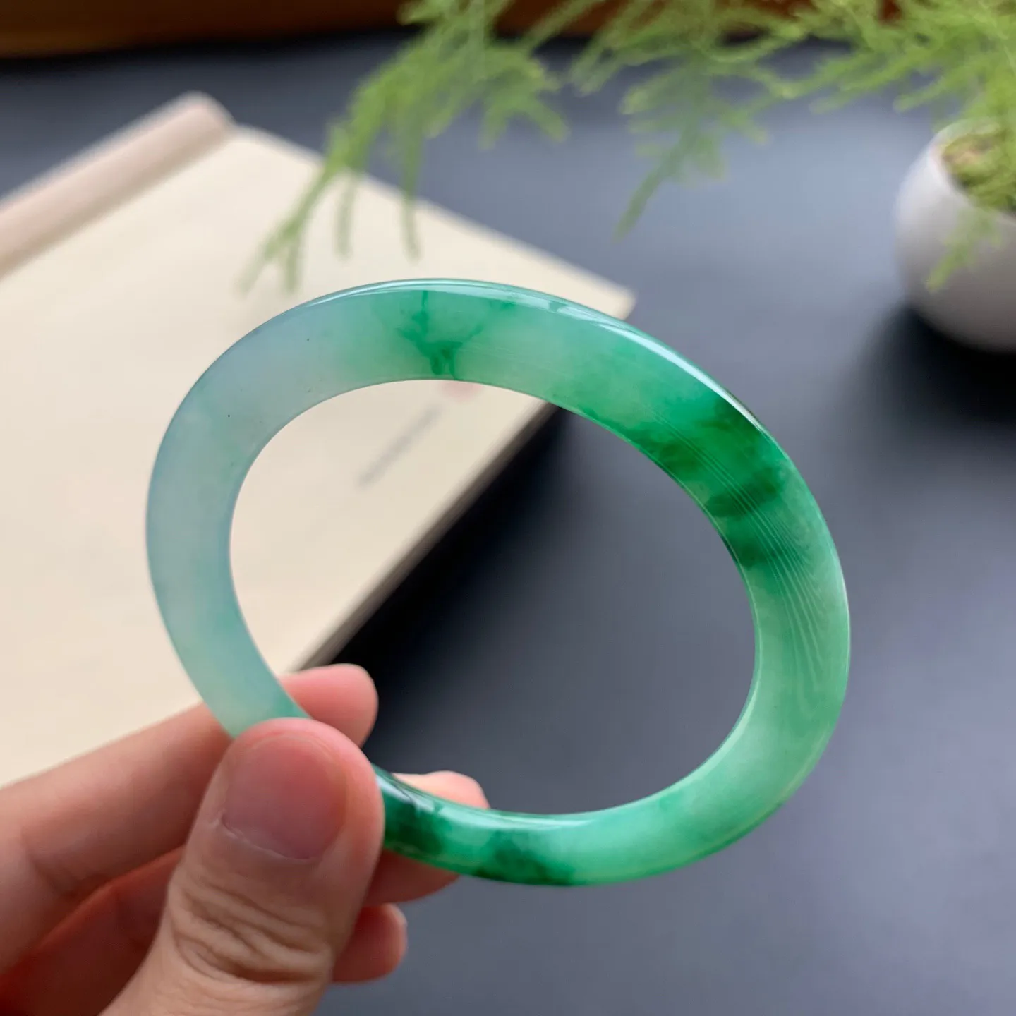 50.2圈口辣绿正圈手镯 尺寸：50.2-8-6，细腻光滑，色辣靓丽