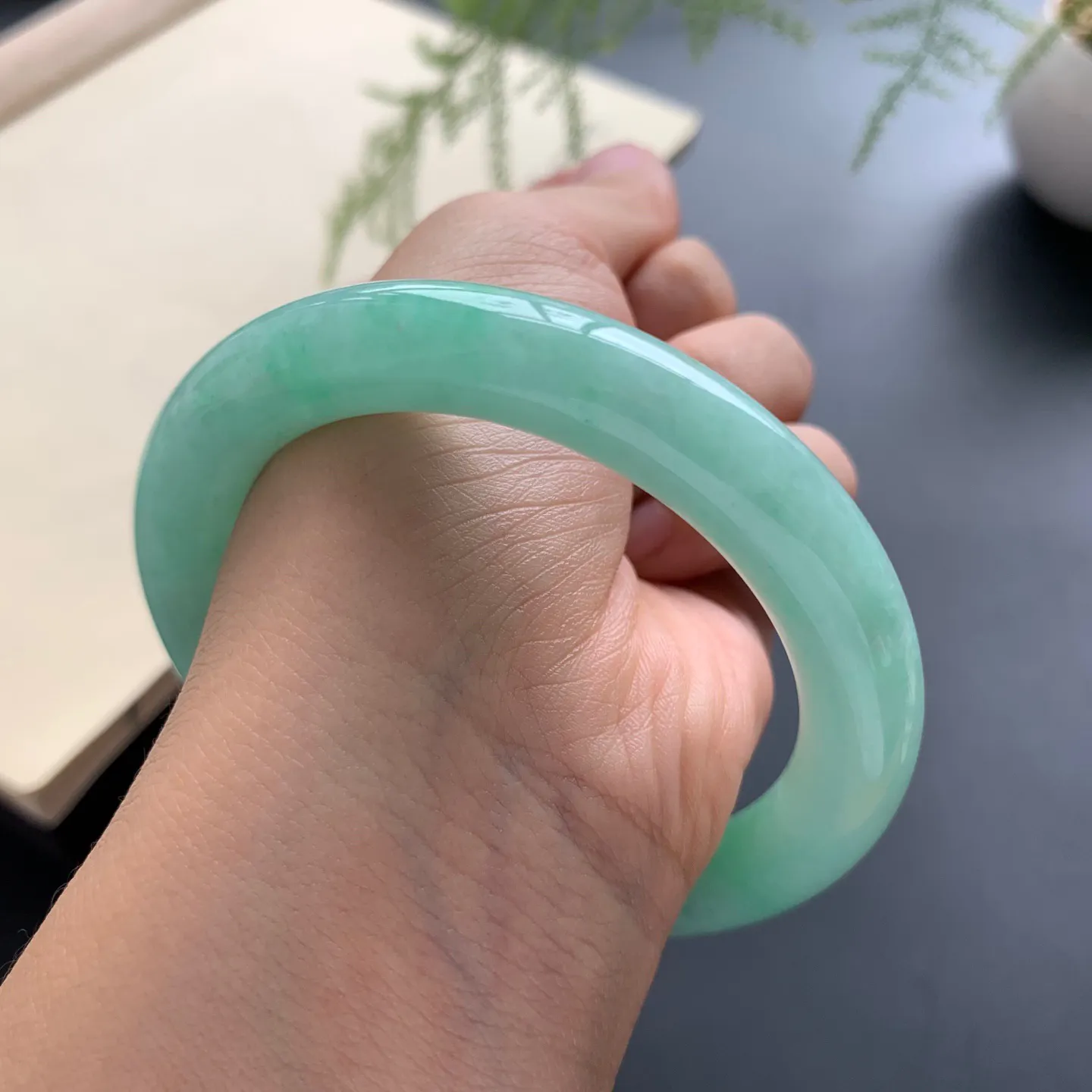 56.2圈口满色圆条手镯 尺寸：56.2-10.2-10，无纹裂，细腻光滑，色泽靓丽