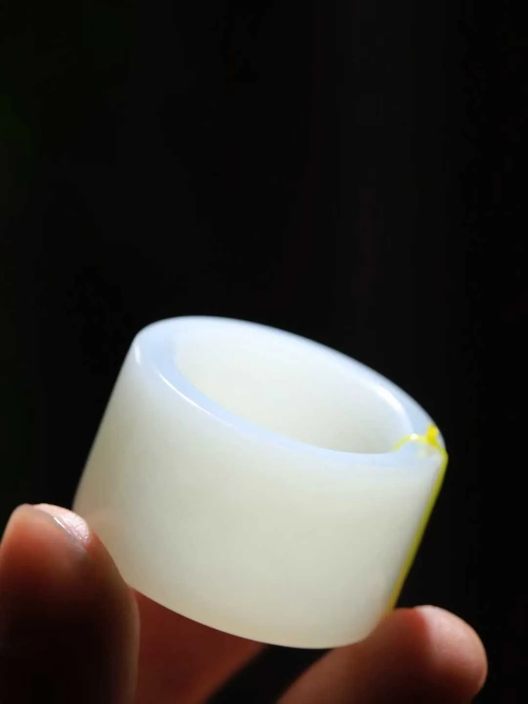 （古韵.扳指）

精品和田玉白玉扳指，玉质温润，油润感十足， 整器古韵生辉。优雅高贵。运筹帷幄于掌中，决胜于千里之外。重24.8克   圈口22.8mm  尺寸20.2-5mm  23110333A