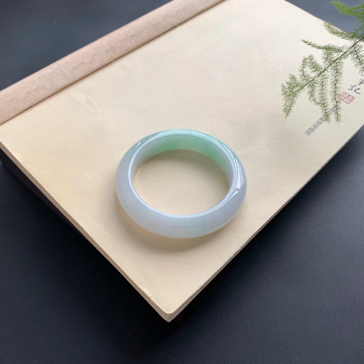 53.5圈口飘绿正圈手镯 尺寸：53.5-13-9，无纹裂，细腻光滑，清爽干净