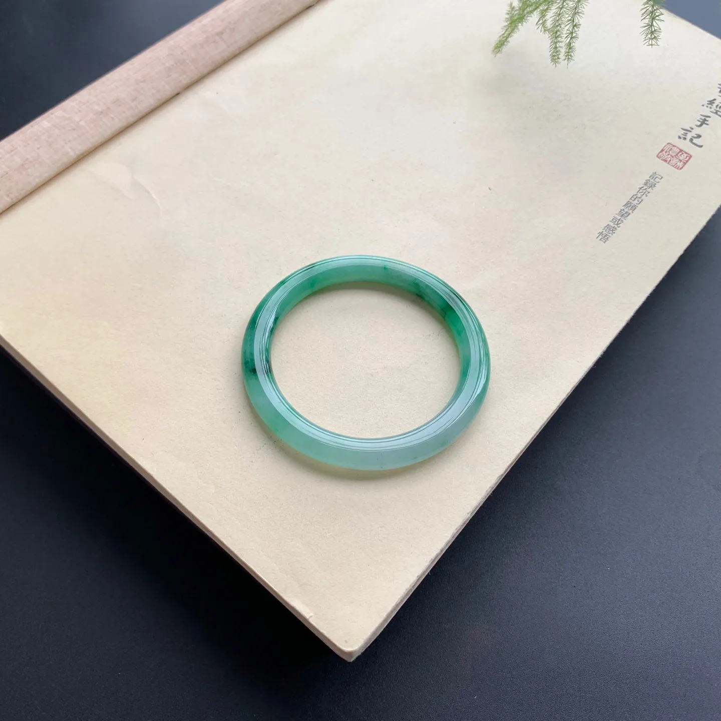 50.2圈口辣绿正圈手镯 尺寸：50.2-8-6，细腻光滑，色辣靓丽