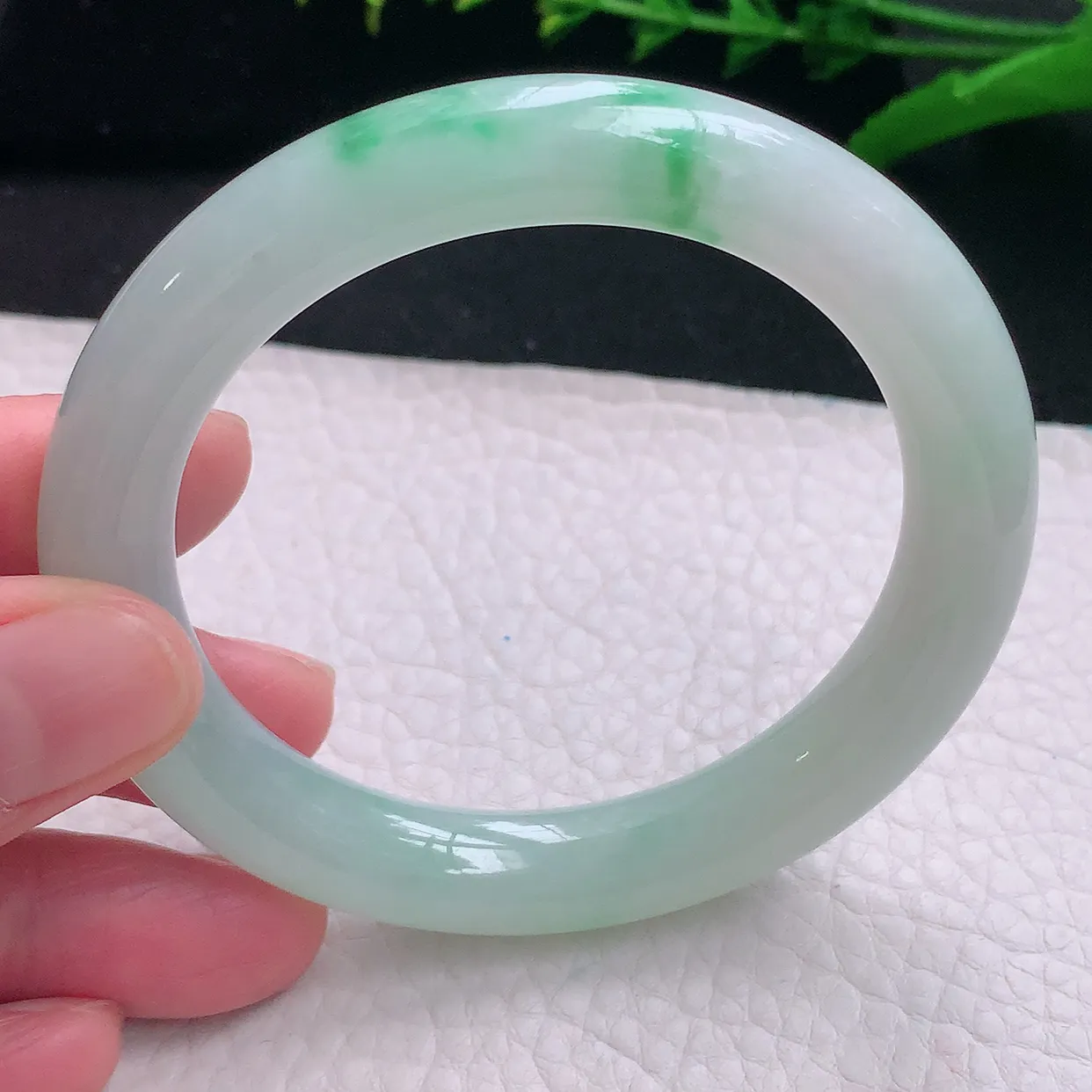 yh自然光55.8*10*9.5美人镯 天然缅甸翡翠a货水润飘阳绿圆条玉镯子