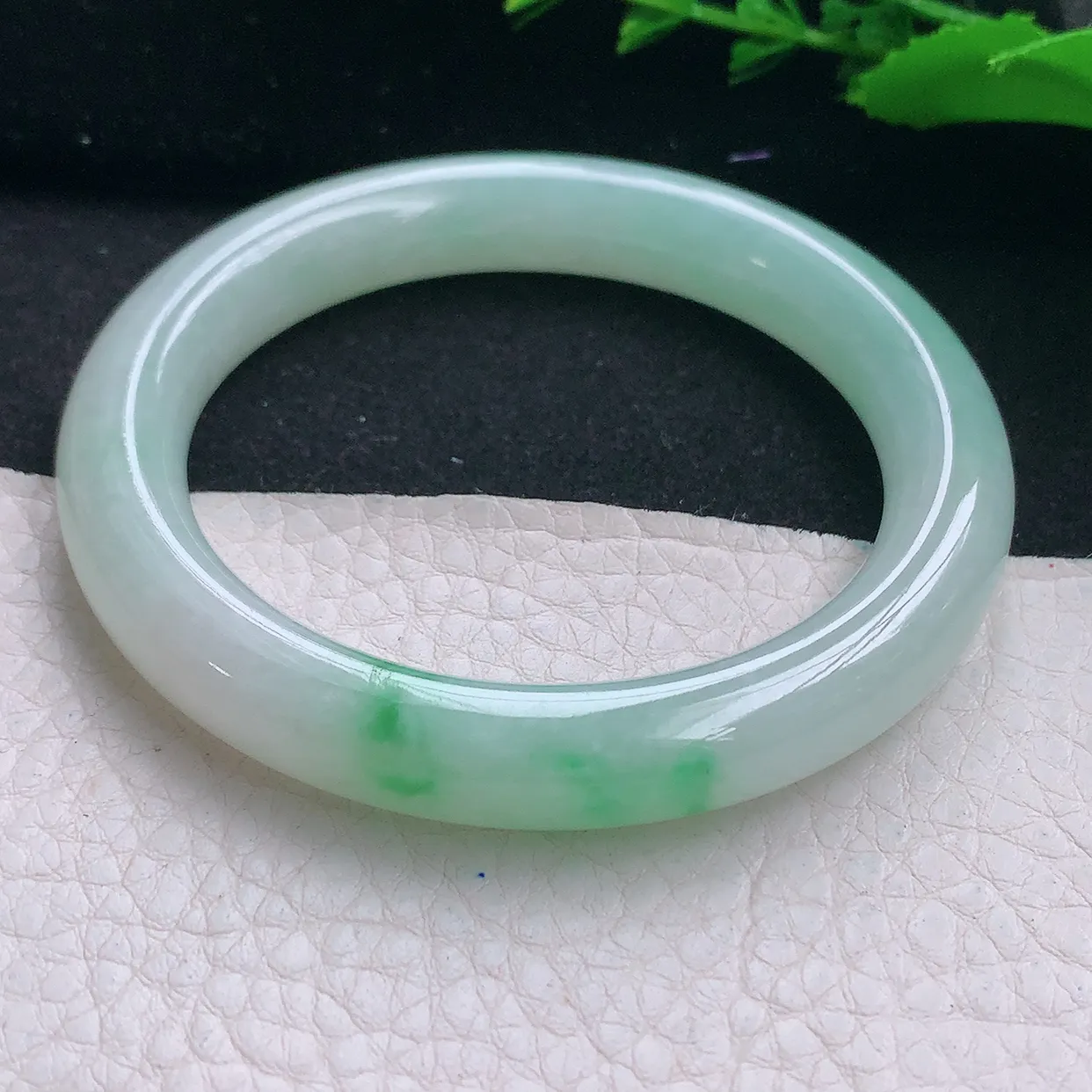 yh自然光55.8*10*9.5美人镯 天然缅甸翡翠a货水润飘阳绿圆条玉镯子