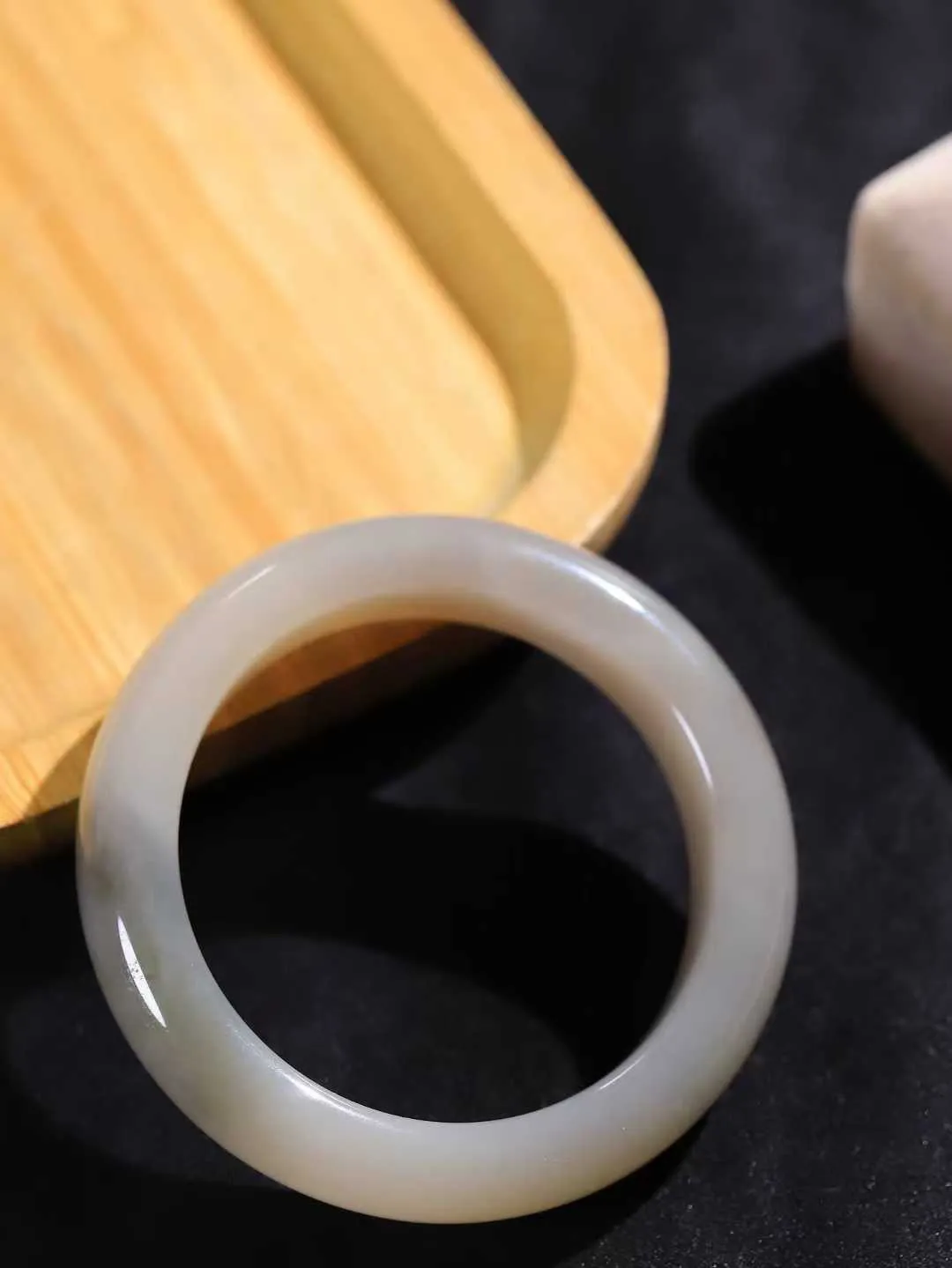 （柔情似水.手镯）

精品和田玉藕粉烟紫双色手镯，玉质温润细腻，镯型饱满圆润，优雅知性，姽婳于幽静兮，又婆娑乎人间，经典款型，古朴典雅。极具灵性，腕间风情，风姿卓越。 
重85克   尺寸57-16.2-10mm    FDL-36110326