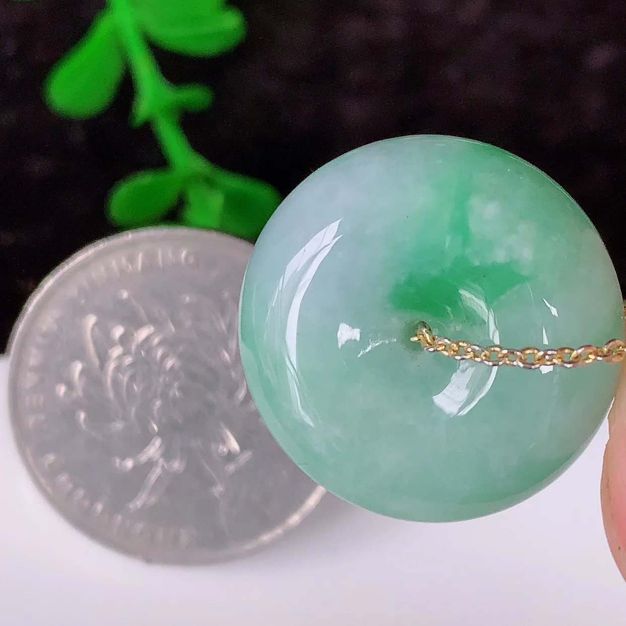 自然光实拍，冰润飘绿翡翠平安扣吊坠，形体饱满圆润，平安扣肥嘟嘟的，平平安安，种水很好，配戴精美！#57.2