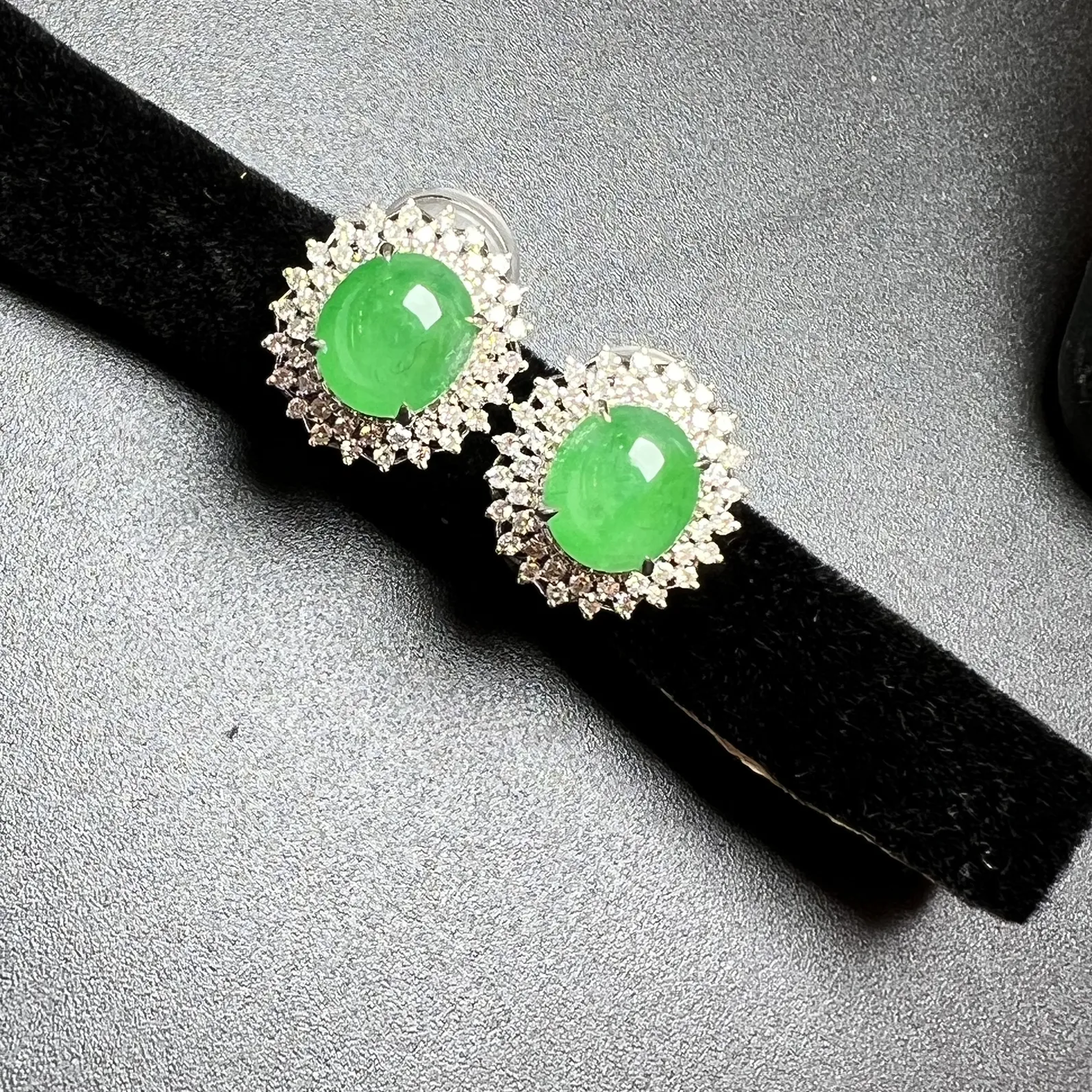 满绿耳钉整体尺寸13.3*12.8*7.5 裸石尺寸8.1*7.3*4.5