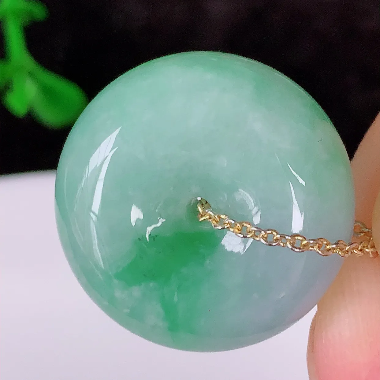 自然光实拍，冰润飘绿翡翠平安扣吊坠，形体饱满圆润，平安扣肥嘟嘟的，平平安安，种水很好，配戴精美！#5