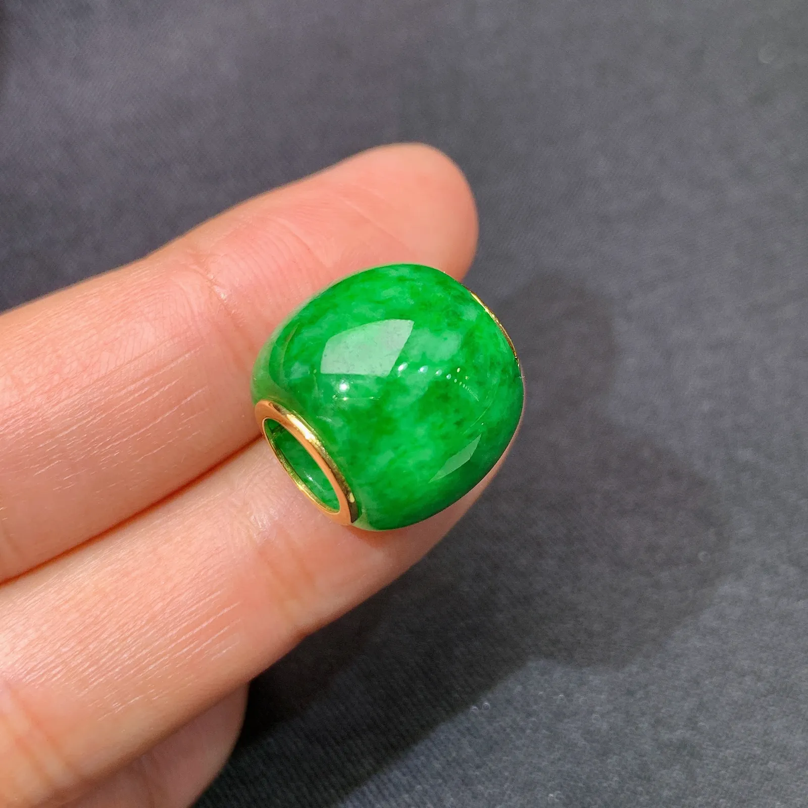 阳绿路路通吊坠，18k金镶嵌，冰润色阳，玉质细腻，种水足 尺寸14.4*15.9