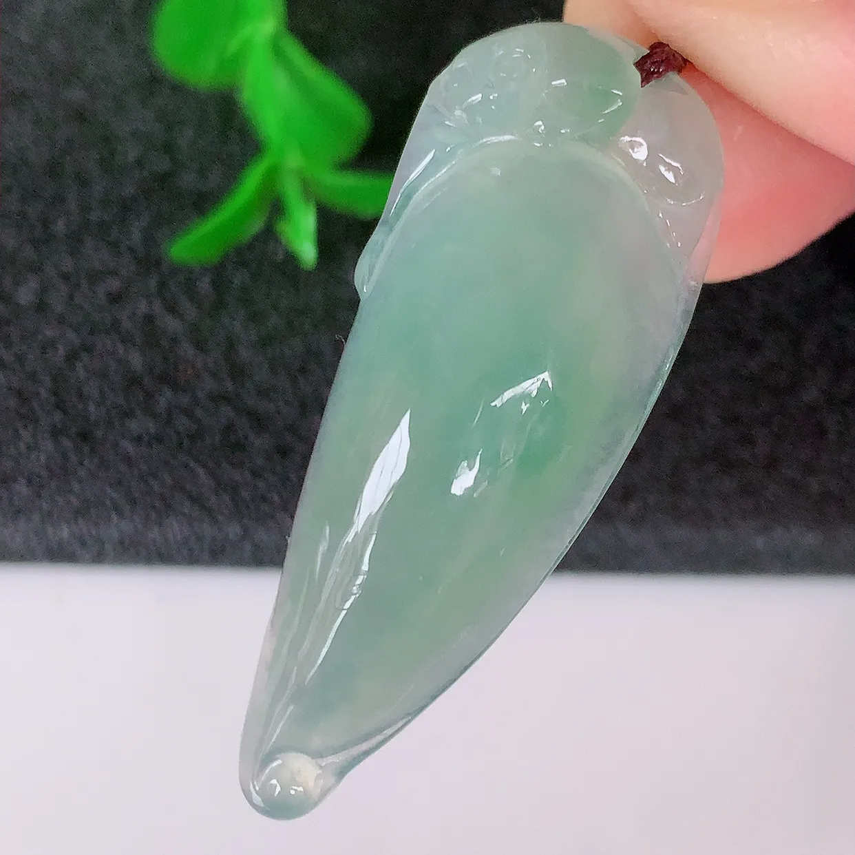 自然光实拍，冰种飘花翡翠招财福瓜吊坠，精美饱满福瓜，种水足，形态圆润饱满，福相十足 ！#01.2